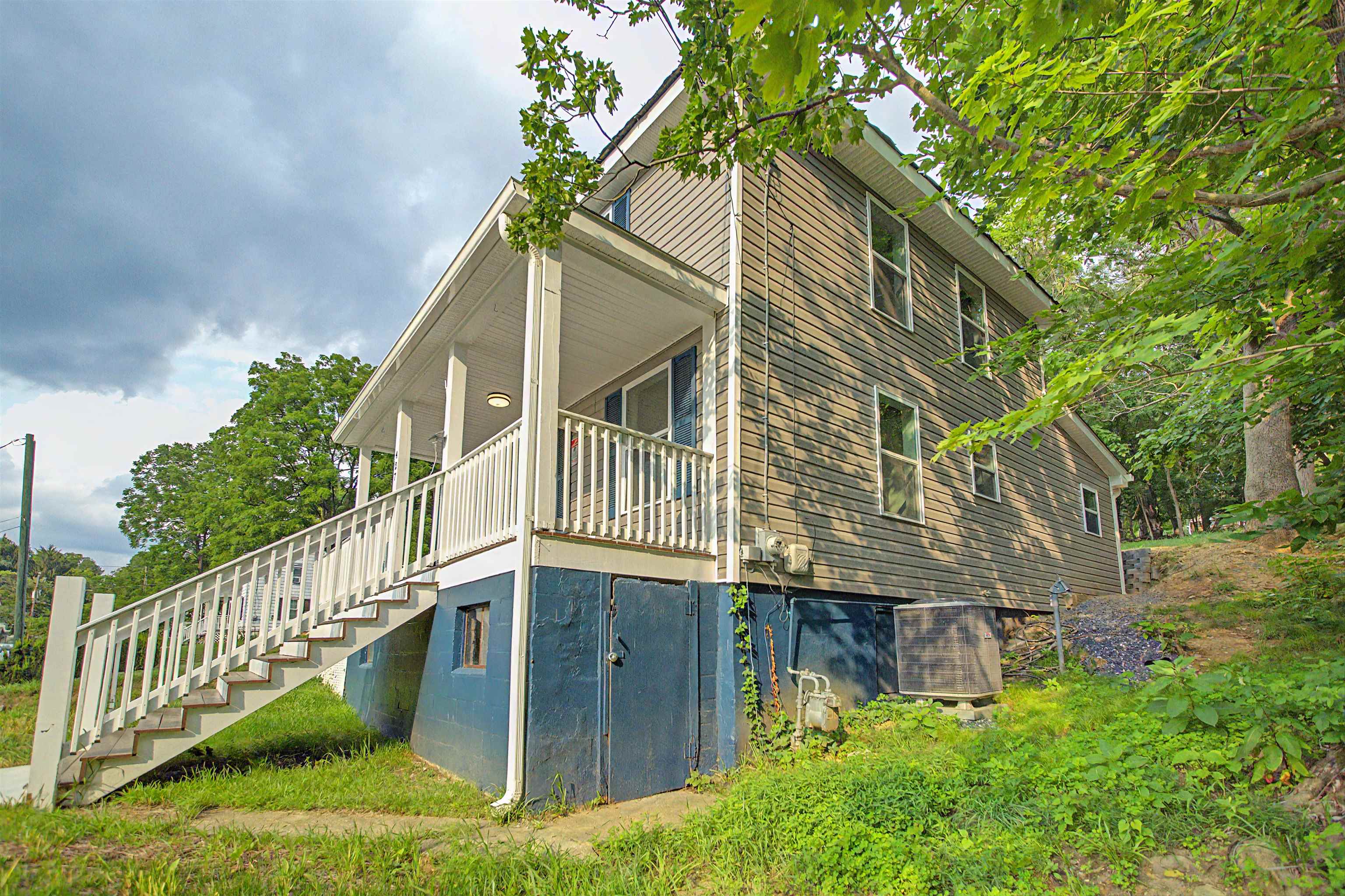 427 MONTGOMERY AVE, STAUNTON, Virginia 24401, 3 Bedrooms Bedrooms, ,2 BathroomsBathrooms,Residential,427 MONTGOMERY AVE,680015 MLS # 680015