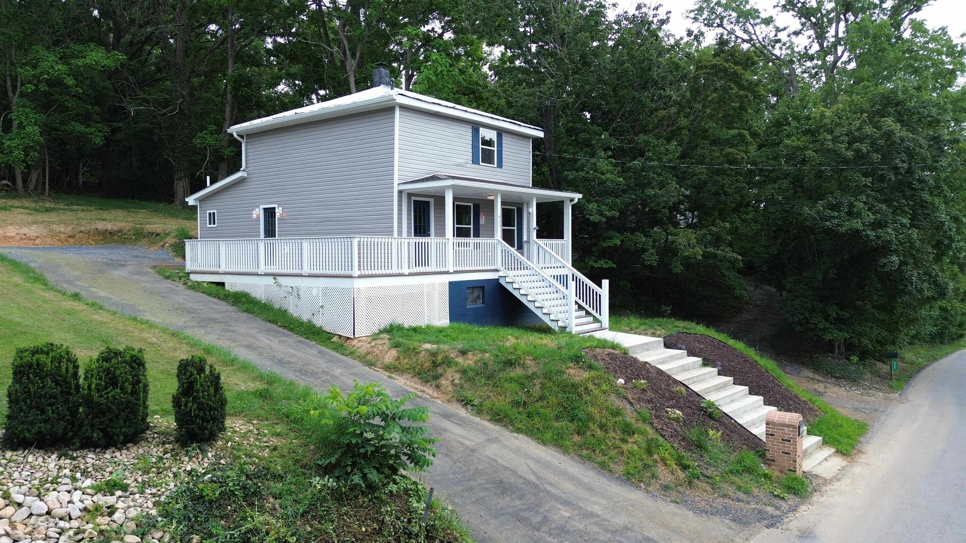 427 MONTGOMERY AVE, STAUNTON, Virginia 24401, 3 Bedrooms Bedrooms, ,2 BathroomsBathrooms,Residential,427 MONTGOMERY AVE,680015 MLS # 680015