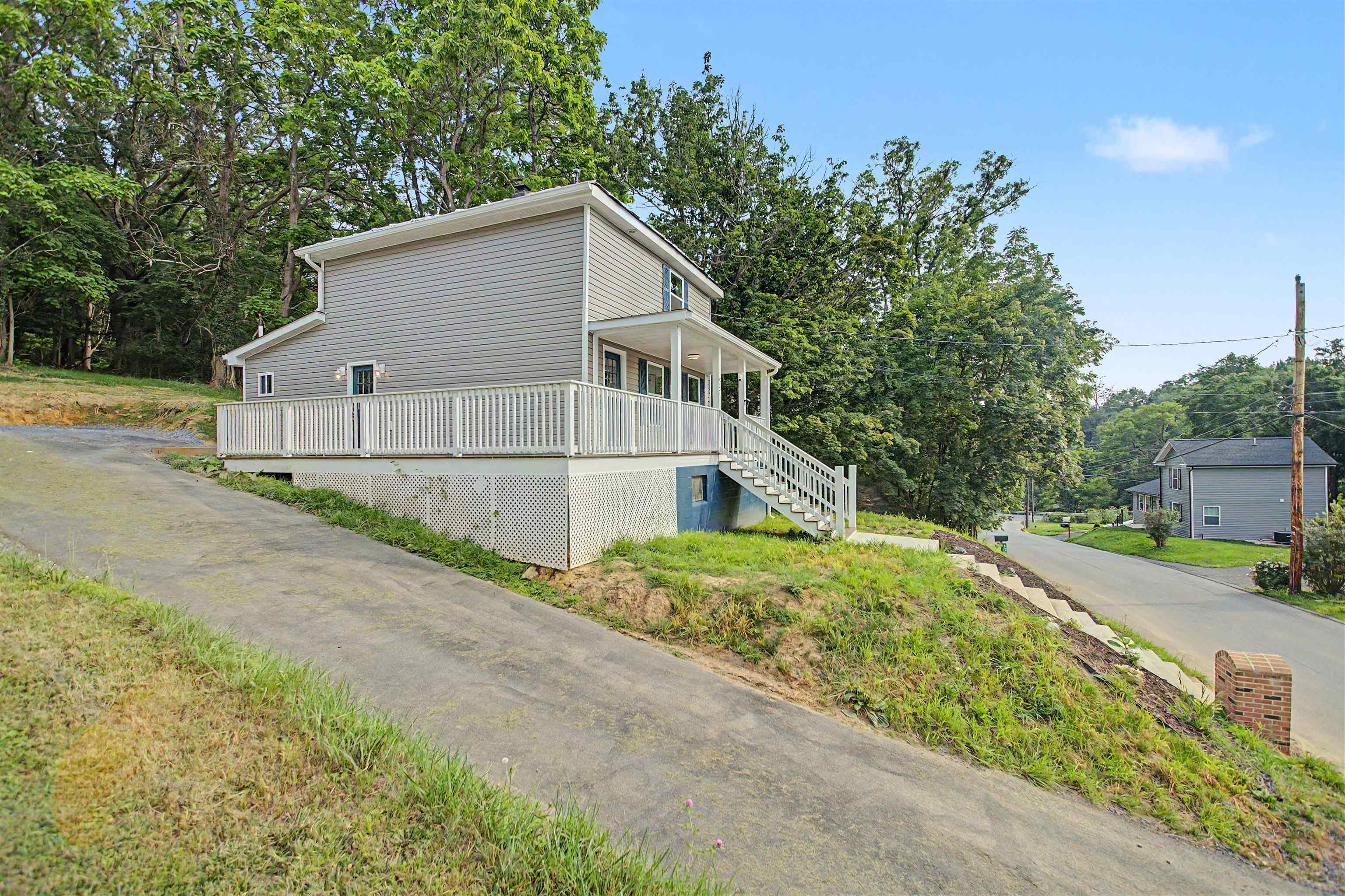 427 MONTGOMERY AVE, STAUNTON, Virginia 24401, 3 Bedrooms Bedrooms, ,2 BathroomsBathrooms,Residential,427 MONTGOMERY AVE,680015 MLS # 680015