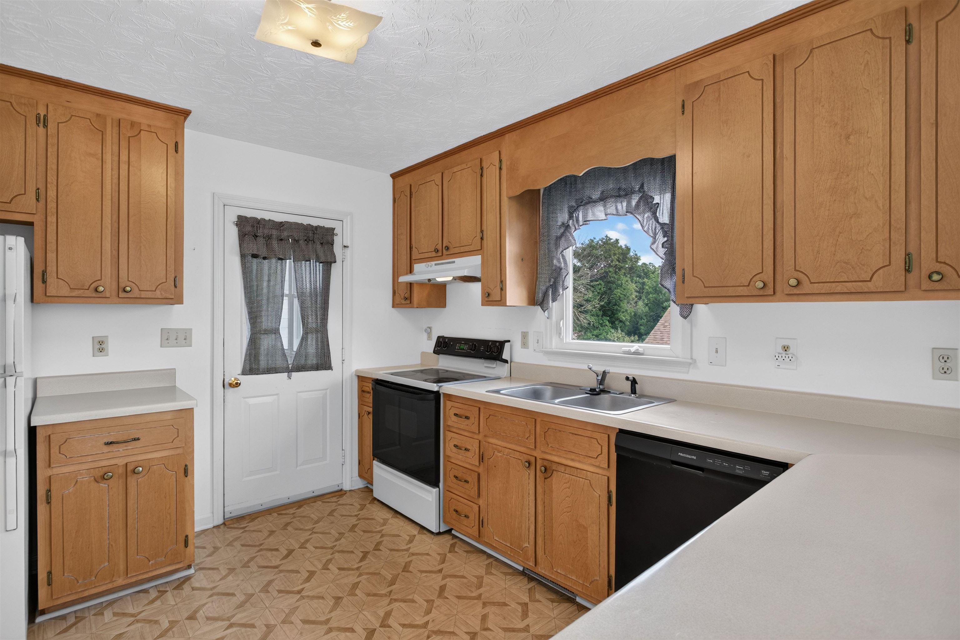 360 STONELEIGH DR, HARRISONBURG, Virginia 22801, 3 Bedrooms Bedrooms, ,2 BathroomsBathrooms,Residential,360 STONELEIGH DR,679680 MLS # 679680
