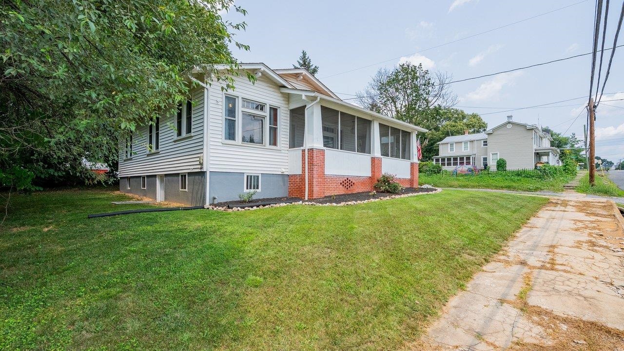 305 VIRGINIA AVE, SHENANDOAH, Virginia 22849, 3 Bedrooms Bedrooms, ,1 BathroomBathrooms,Residential,305 VIRGINIA AVE,680070 MLS # 680070