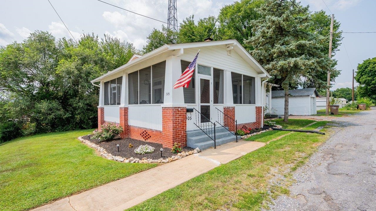 305 VIRGINIA AVE, SHENANDOAH, Virginia 22849, 3 Bedrooms Bedrooms, ,1 BathroomBathrooms,Residential,305 VIRGINIA AVE,680070 MLS # 680070 305 VIRGINIA AVE, SHENANDOAH, Virginia 22849, 3 Bedrooms Bedrooms, ,1 BathroomBathrooms,Residential,305 VIRGINIA AVE,680070 MLS # 680070