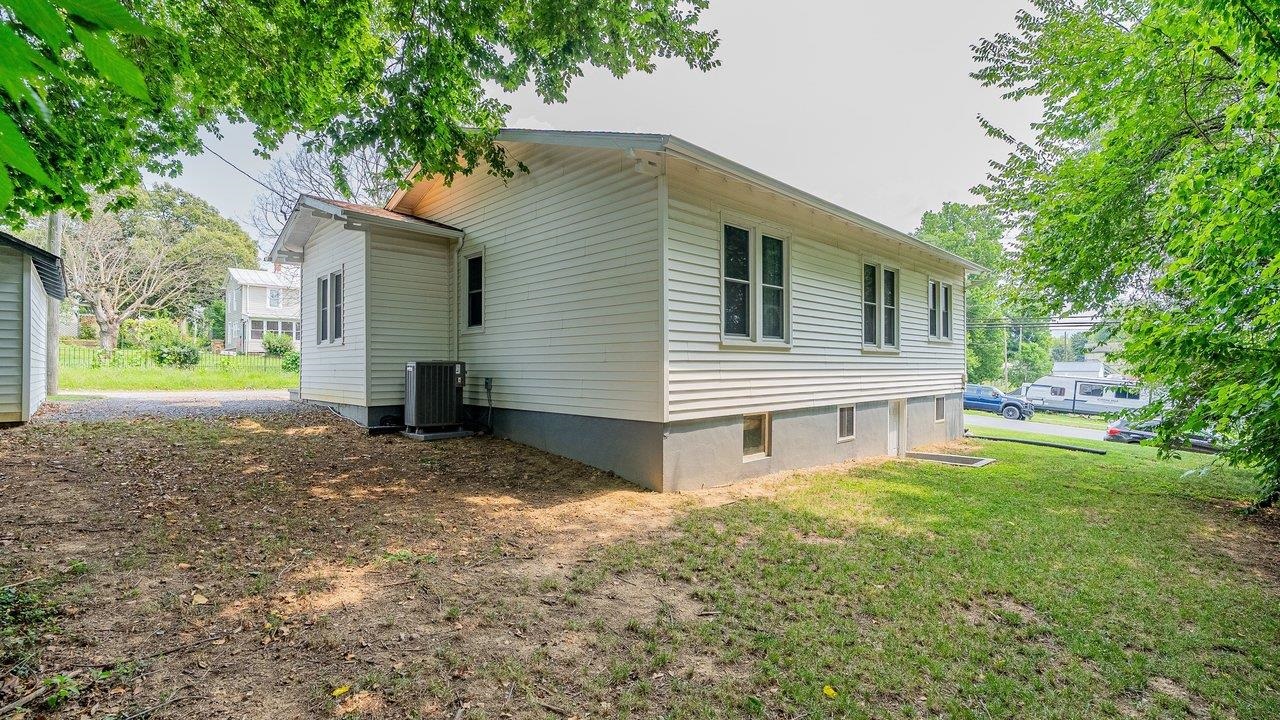 305 VIRGINIA AVE, SHENANDOAH, Virginia 22849, 3 Bedrooms Bedrooms, ,1 BathroomBathrooms,Residential,305 VIRGINIA AVE,680070 MLS # 680070 305 VIRGINIA AVE, SHENANDOAH, Virginia 22849, 3 Bedrooms Bedrooms, ,1 BathroomBathrooms,Residential,305 VIRGINIA AVE,680070 MLS # 680070