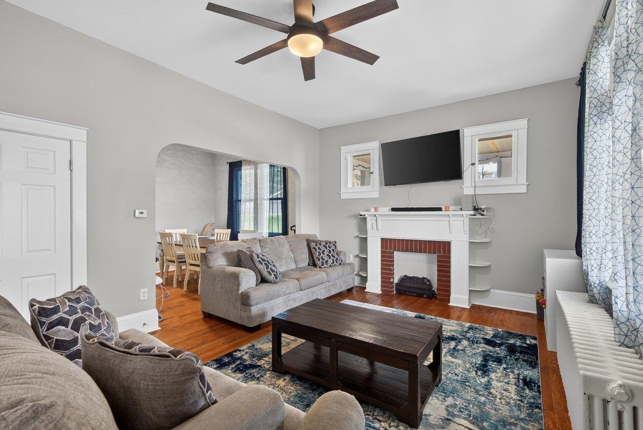 305 VIRGINIA AVE, SHENANDOAH, Virginia 22849, 3 Bedrooms Bedrooms, ,1 BathroomBathrooms,Residential,305 VIRGINIA AVE,680070 MLS # 680070 305 VIRGINIA AVE, SHENANDOAH, Virginia 22849, 3 Bedrooms Bedrooms, ,1 BathroomBathrooms,Residential,305 VIRGINIA AVE,680070 MLS # 680070