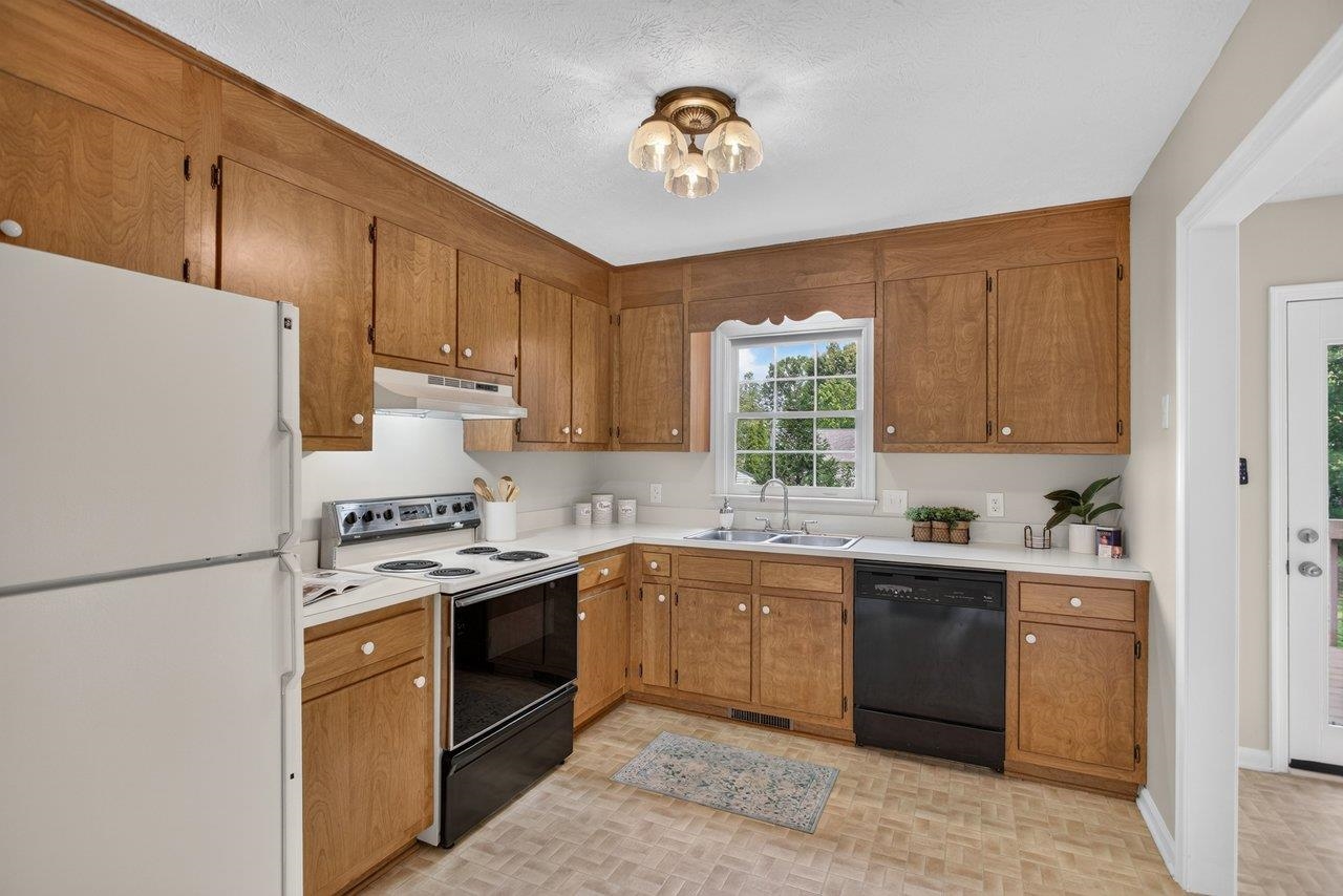 14 KINGSTON CT, STUARTS DRAFT, Virginia 24477, 3 Bedrooms Bedrooms, ,2 BathroomsBathrooms,Residential,14 KINGSTON CT,680092 MLS # 680092
