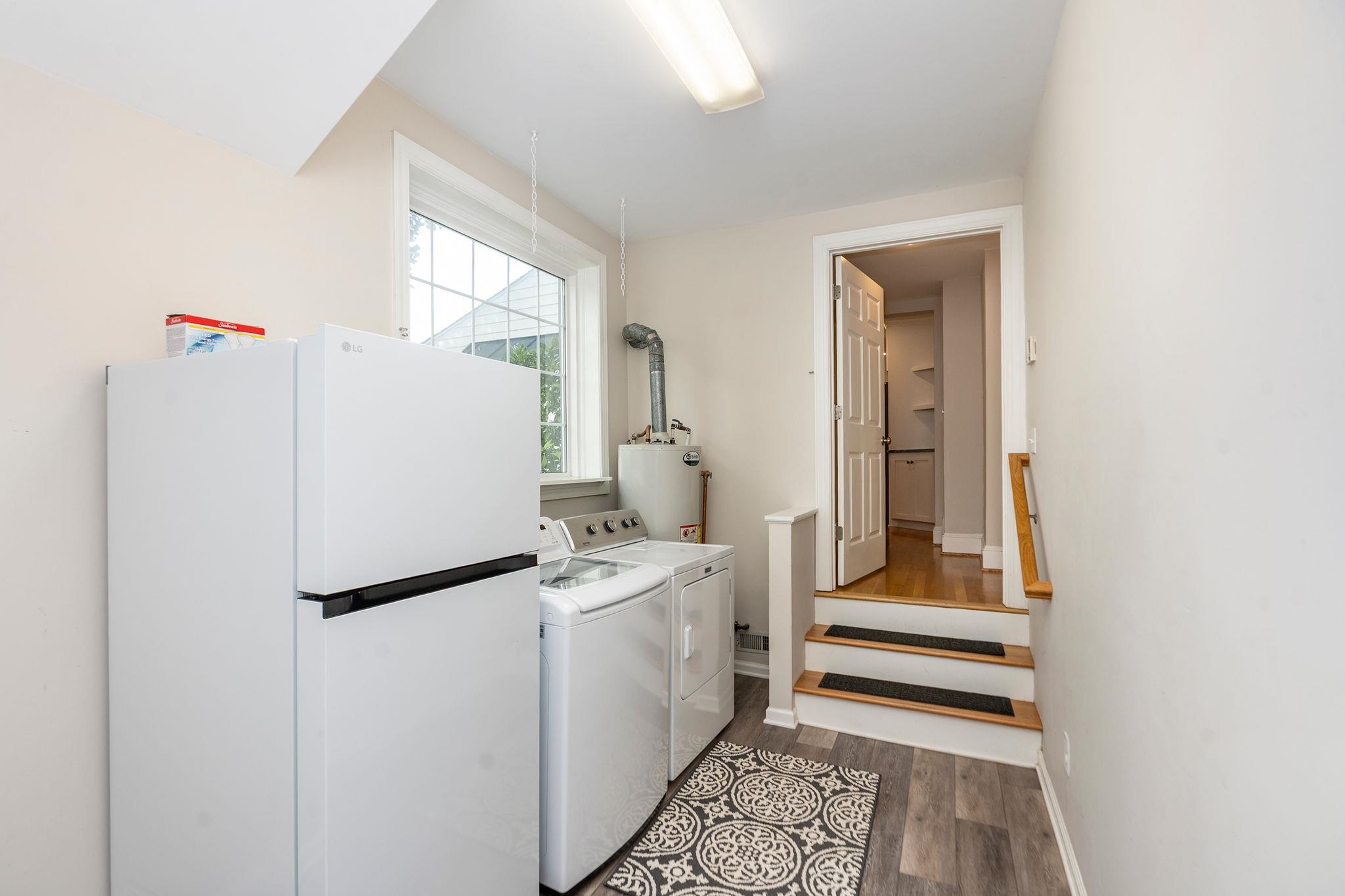 ...entry into the hall w. pantry and flows into Kitchen. ...entry into the hall w. pantry and flows into Kitchen.