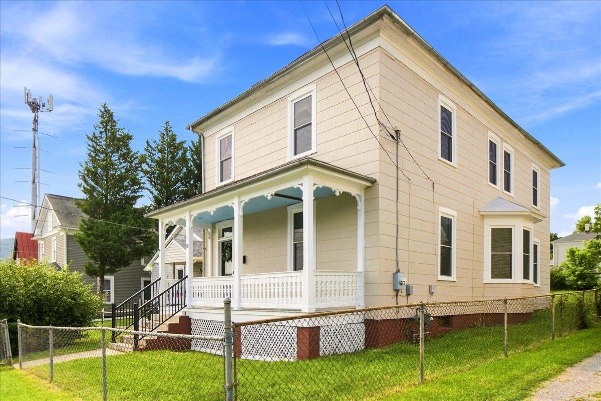 10 E PEABODY ST, STAUNTON, Virginia 24401, 3 Bedrooms Bedrooms, ,2 BathroomsBathrooms,Residential,10 E PEABODY ST,680105 MLS # 680105 10 E PEABODY ST, STAUNTON, Virginia 24401, 3 Bedrooms Bedrooms, ,2 BathroomsBathrooms,Residential,10 E PEABODY ST,680105 MLS # 680105