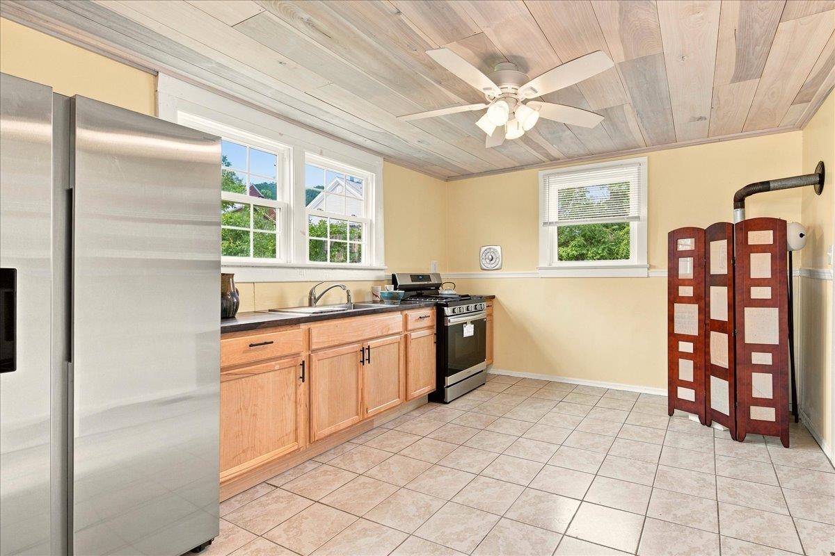 10 E PEABODY ST, STAUNTON, Virginia 24401, 3 Bedrooms Bedrooms, ,2 BathroomsBathrooms,Residential,10 E PEABODY ST,680105 MLS # 680105 10 E PEABODY ST, STAUNTON, Virginia 24401, 3 Bedrooms Bedrooms, ,2 BathroomsBathrooms,Residential,10 E PEABODY ST,680105 MLS # 680105