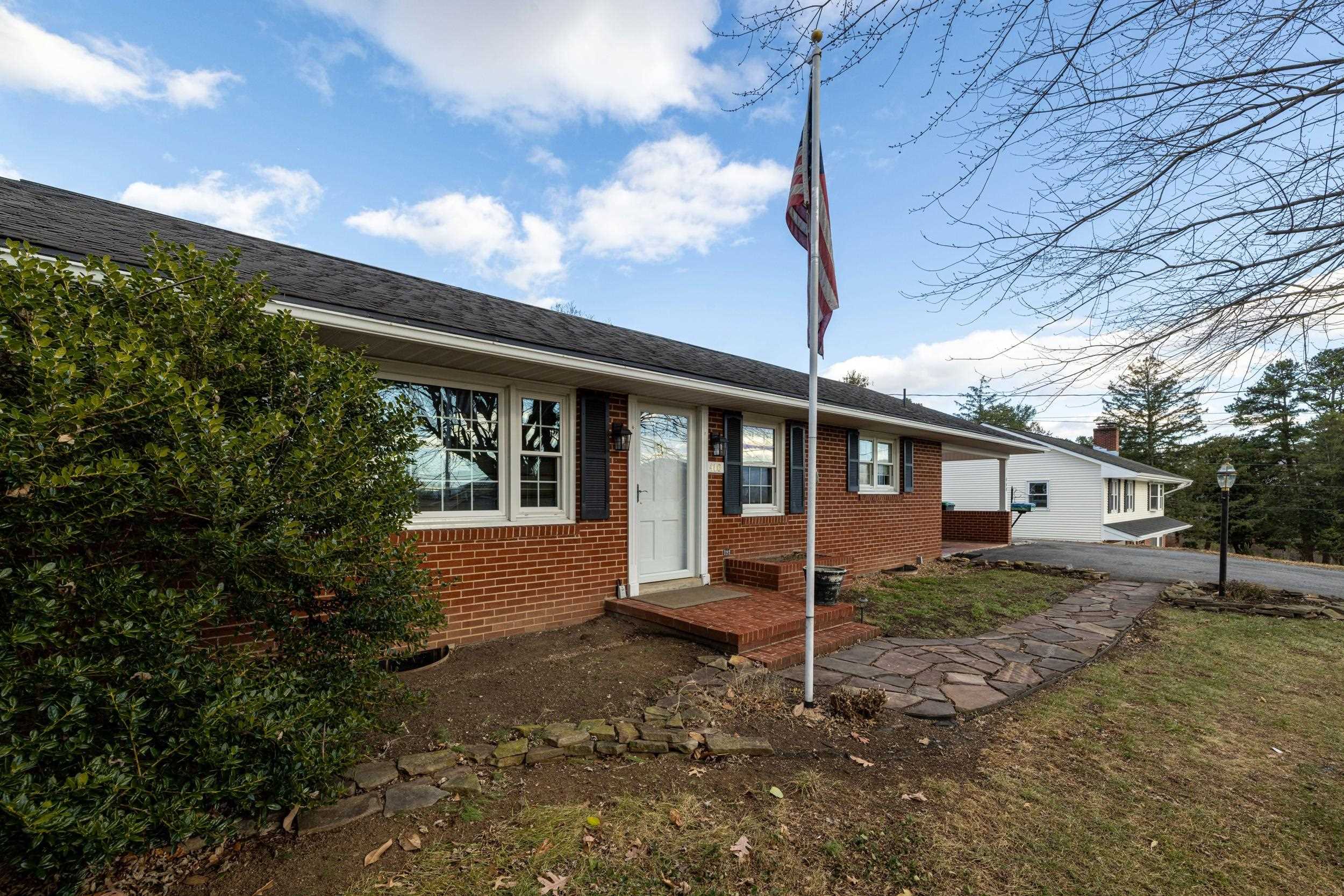 410 W NORTH ST, WOODSTOCK, Virginia 22664, 3 Bedrooms Bedrooms, ,1 BathroomBathrooms,Residential,410 W NORTH ST,680133 MLS # 680133 410 W NORTH ST, WOODSTOCK, Virginia 22664, 3 Bedrooms Bedrooms, ,1 BathroomBathrooms,Residential,410 W NORTH ST,680133 MLS # 680133