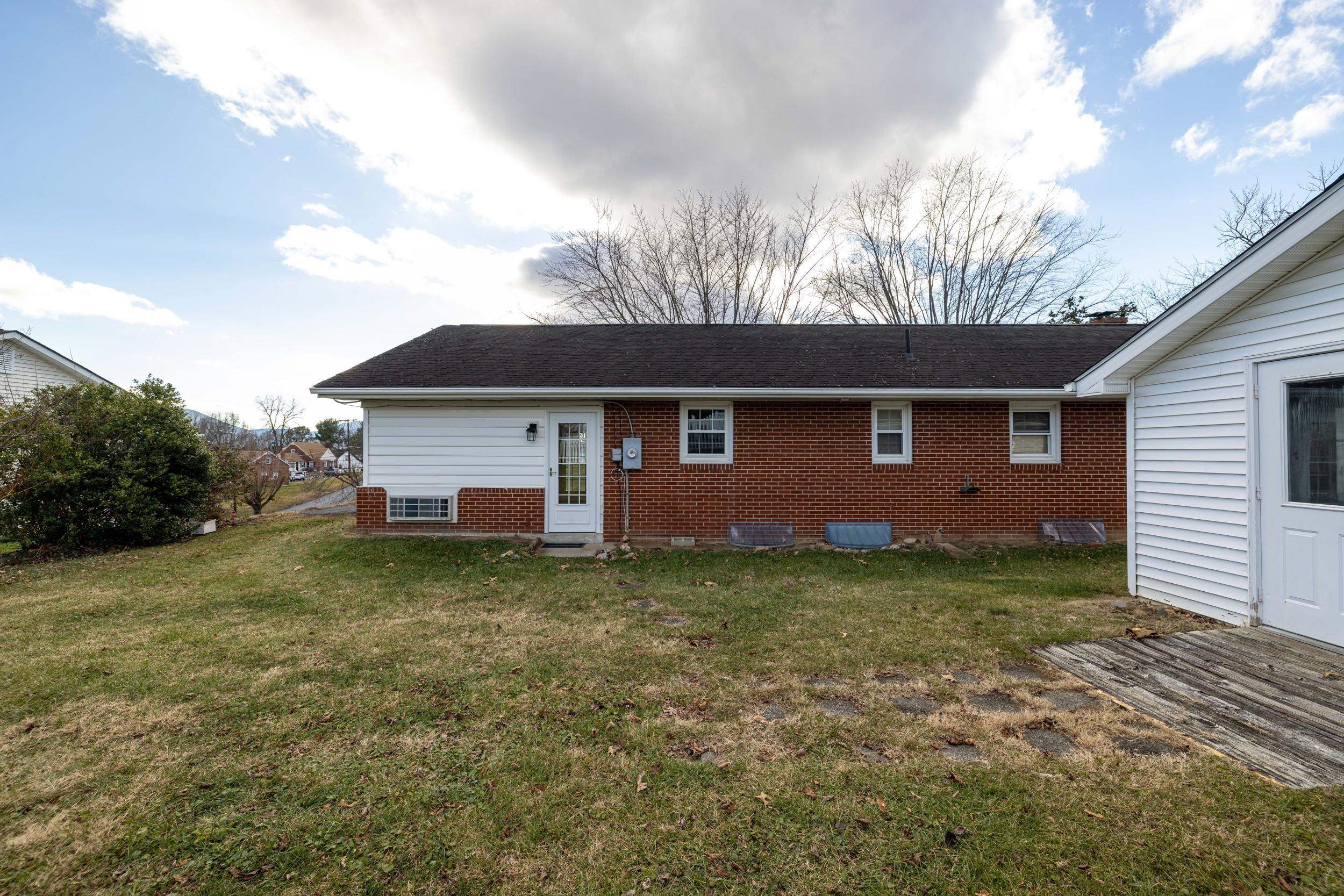 410 W NORTH ST, WOODSTOCK, Virginia 22664, 3 Bedrooms Bedrooms, ,1 BathroomBathrooms,Residential,410 W NORTH ST,680133 MLS # 680133 410 W NORTH ST, WOODSTOCK, Virginia 22664, 3 Bedrooms Bedrooms, ,1 BathroomBathrooms,Residential,410 W NORTH ST,680133 MLS # 680133