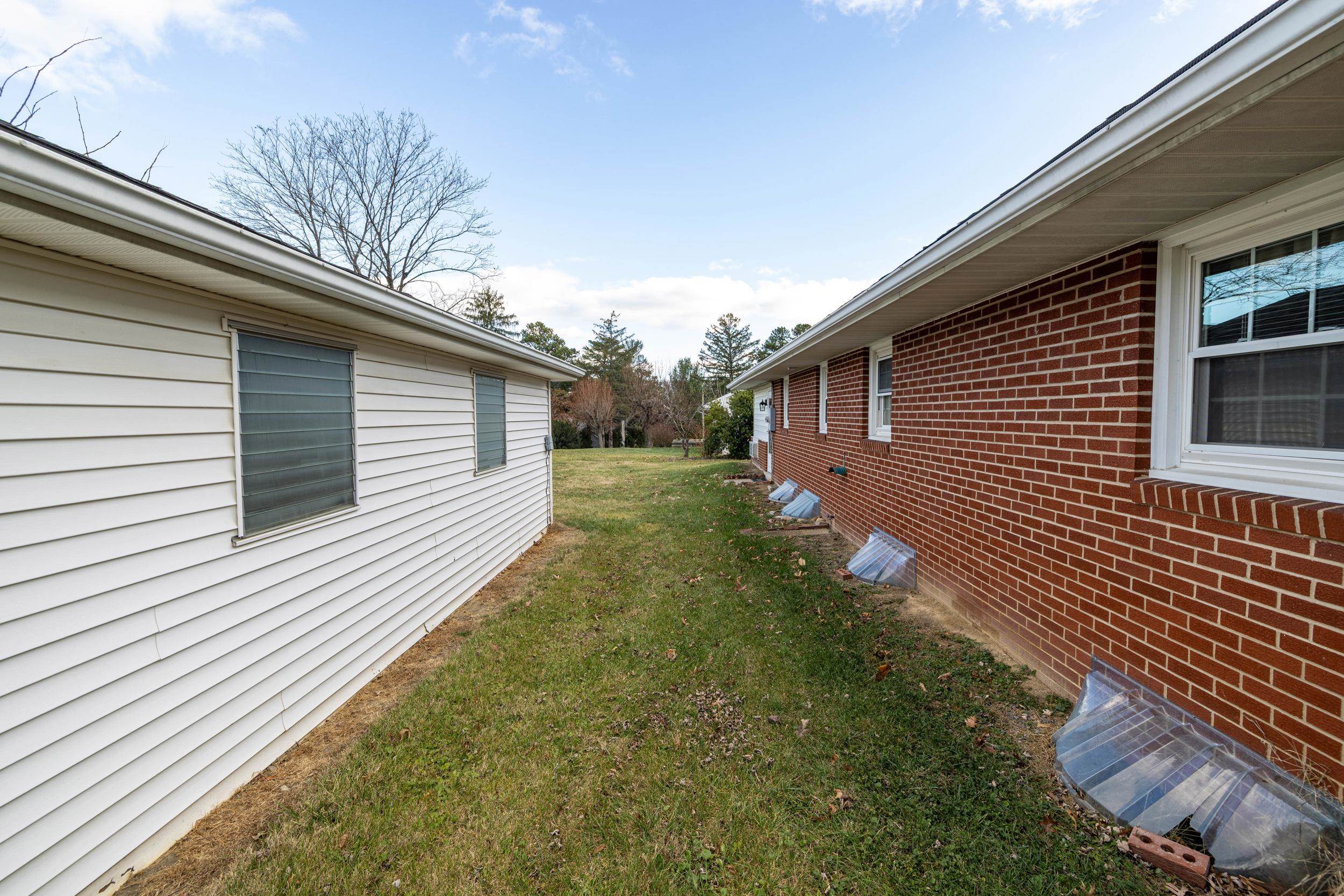410 W NORTH ST, WOODSTOCK, Virginia 22664, 3 Bedrooms Bedrooms, ,1 BathroomBathrooms,Residential,410 W NORTH ST,680133 MLS # 680133 410 W NORTH ST, WOODSTOCK, Virginia 22664, 3 Bedrooms Bedrooms, ,1 BathroomBathrooms,Residential,410 W NORTH ST,680133 MLS # 680133