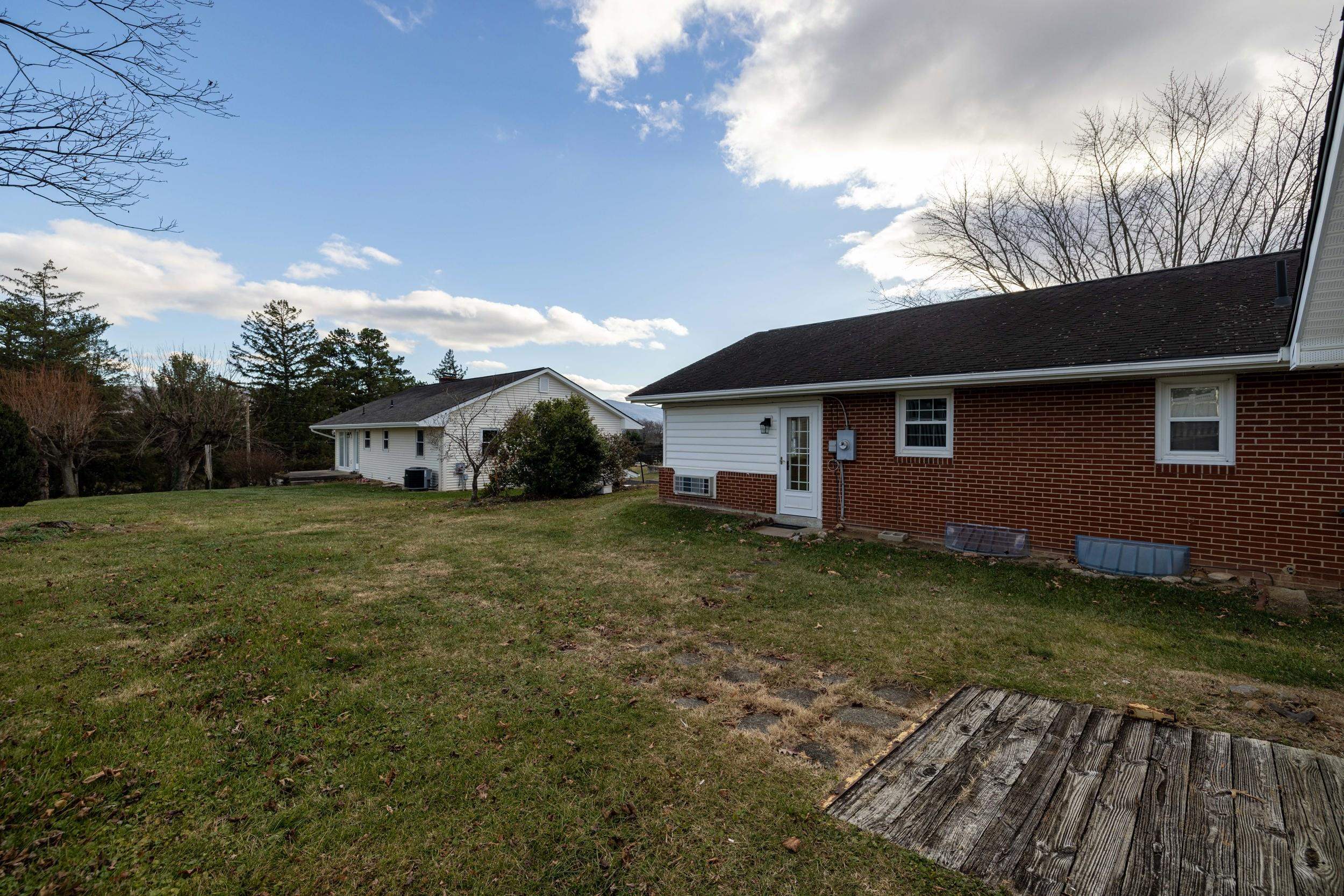 410 W NORTH ST, WOODSTOCK, Virginia 22664, 3 Bedrooms Bedrooms, ,1 BathroomBathrooms,Residential,410 W NORTH ST,680133 MLS # 680133 410 W NORTH ST, WOODSTOCK, Virginia 22664, 3 Bedrooms Bedrooms, ,1 BathroomBathrooms,Residential,410 W NORTH ST,680133 MLS # 680133
