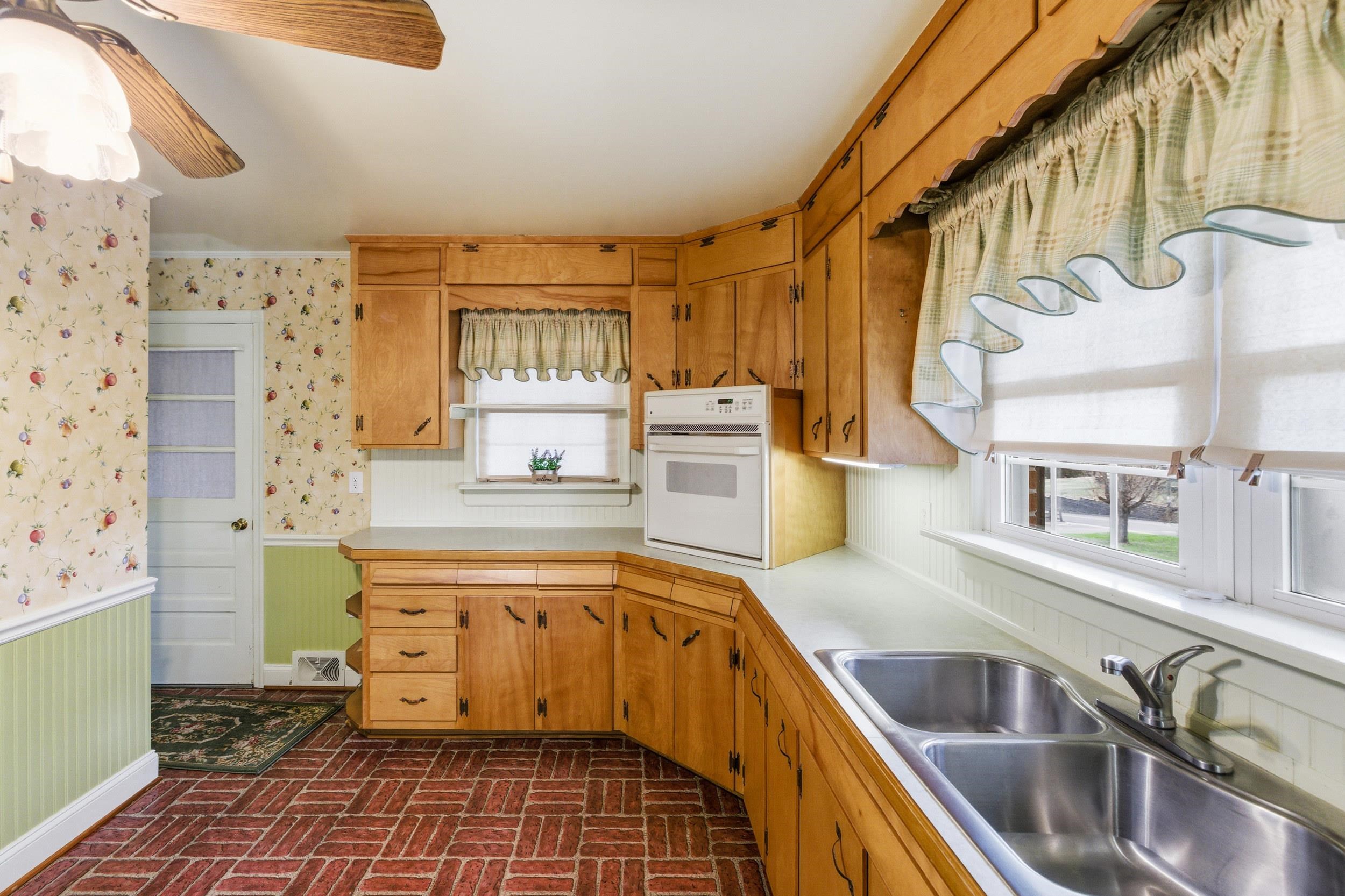 410 W NORTH ST, WOODSTOCK, Virginia 22664, 3 Bedrooms Bedrooms, ,1 BathroomBathrooms,Residential,410 W NORTH ST,680133 MLS # 680133 410 W NORTH ST, WOODSTOCK, Virginia 22664, 3 Bedrooms Bedrooms, ,1 BathroomBathrooms,Residential,410 W NORTH ST,680133 MLS # 680133