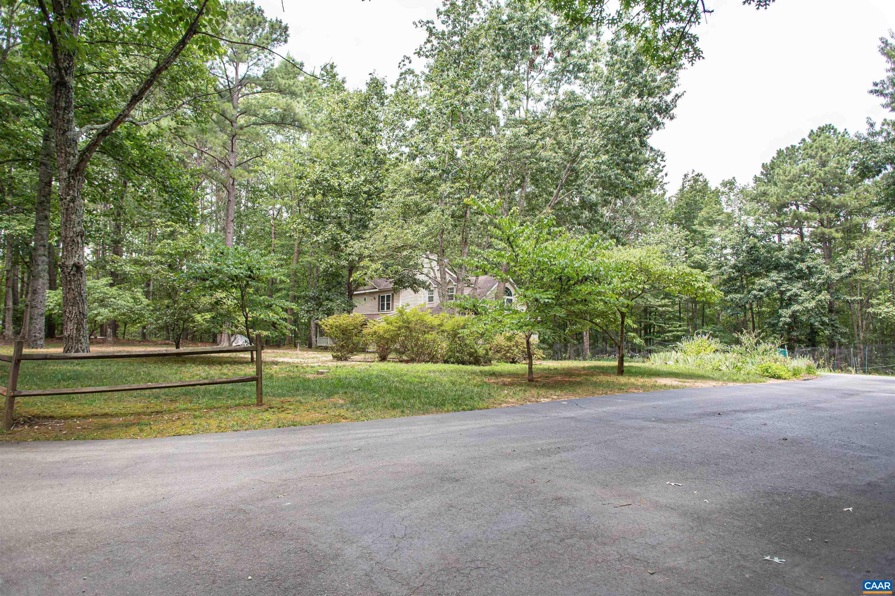 Spacious driveway, plenty of space for visitors. Spacious driveway, plenty of space for visitors.