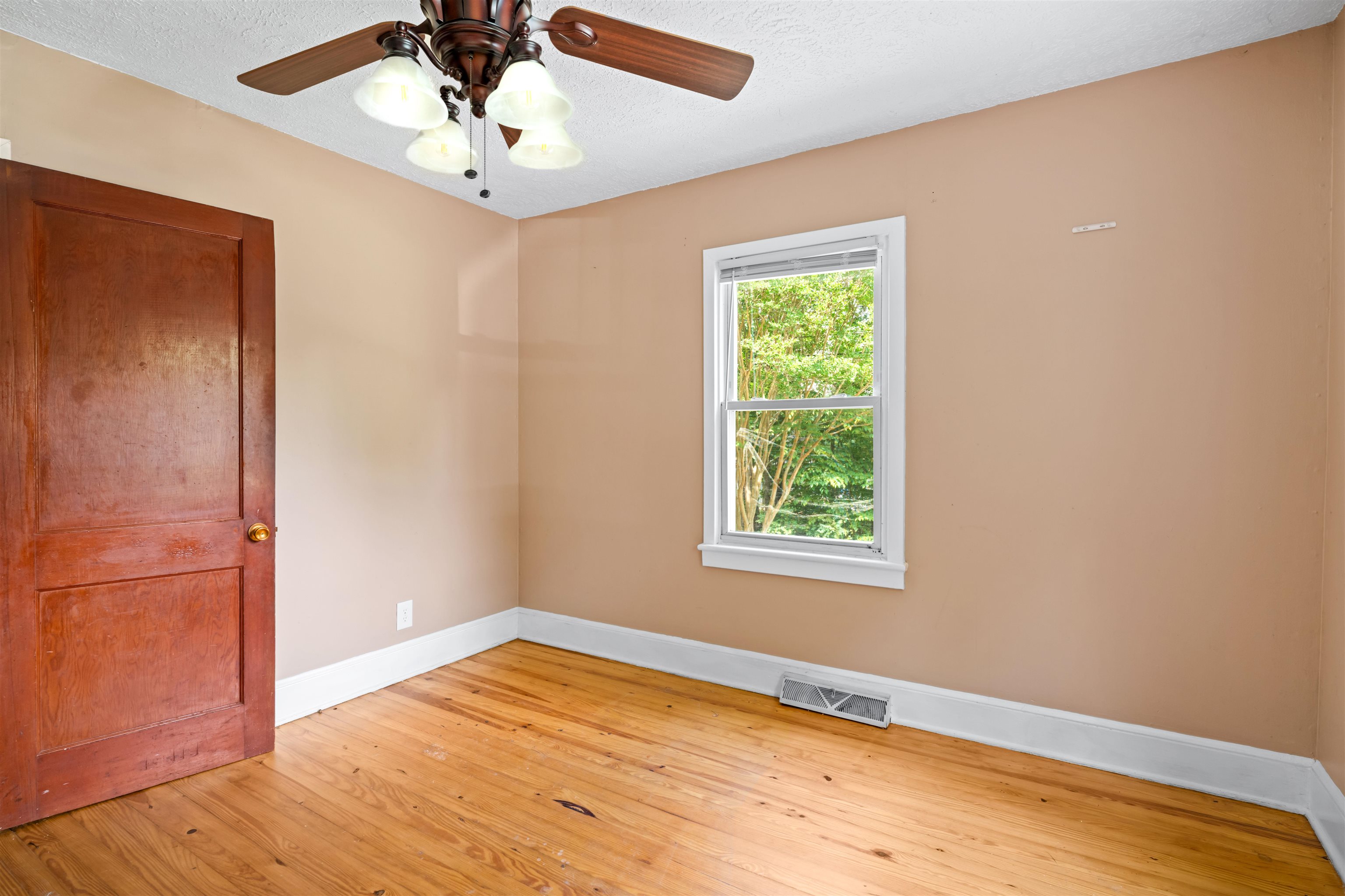 131 OLD HERMITAGE RD, WAYNESBORO, Virginia 22980, 3 Bedrooms Bedrooms, ,1 BathroomBathrooms,Residential,131 OLD HERMITAGE RD,680184 MLS # 680184
