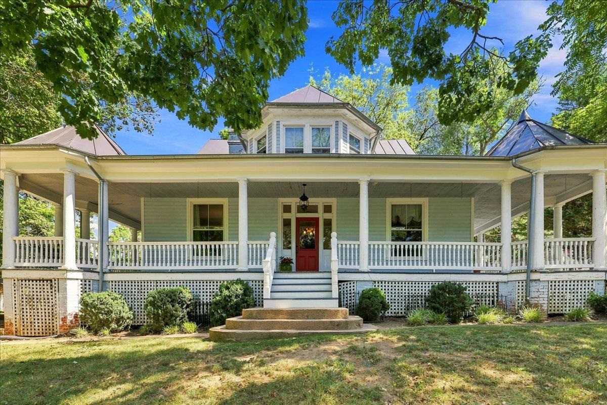 718 DONAGHE ST, STAUNTON, Virginia 24401, 4 Bedrooms Bedrooms, ,2 BathroomsBathrooms,Residential,718 DONAGHE ST,680194 MLS # 680194