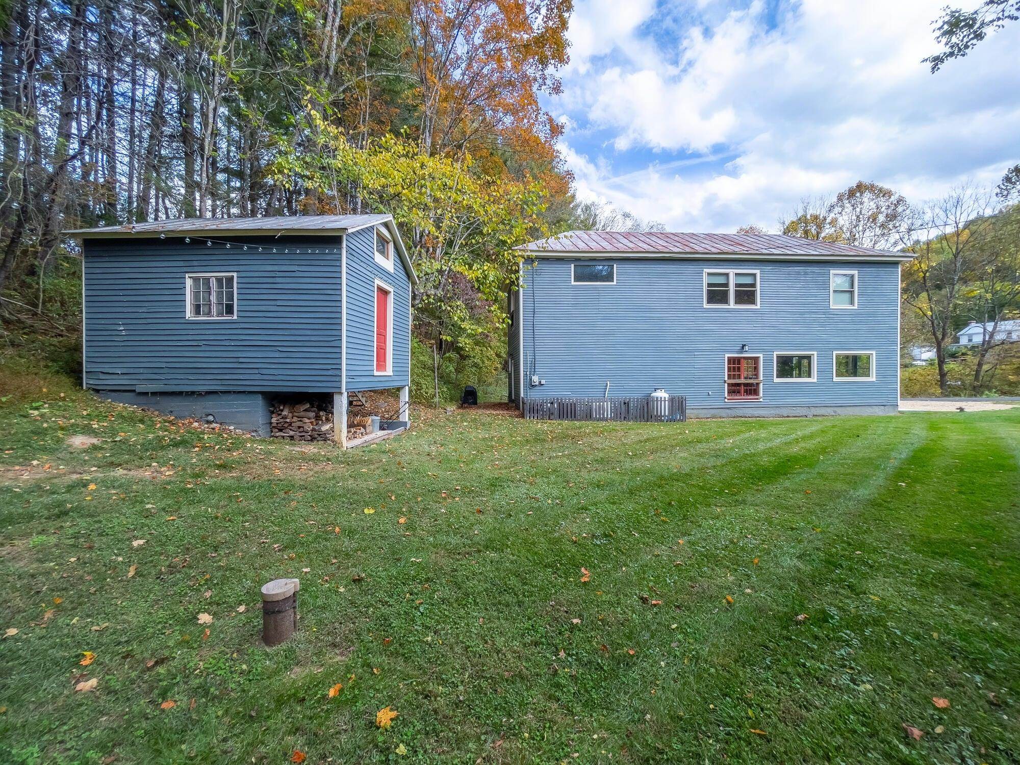 This property opens doors to entrepreneurial aspirations while embracing the allure of history.