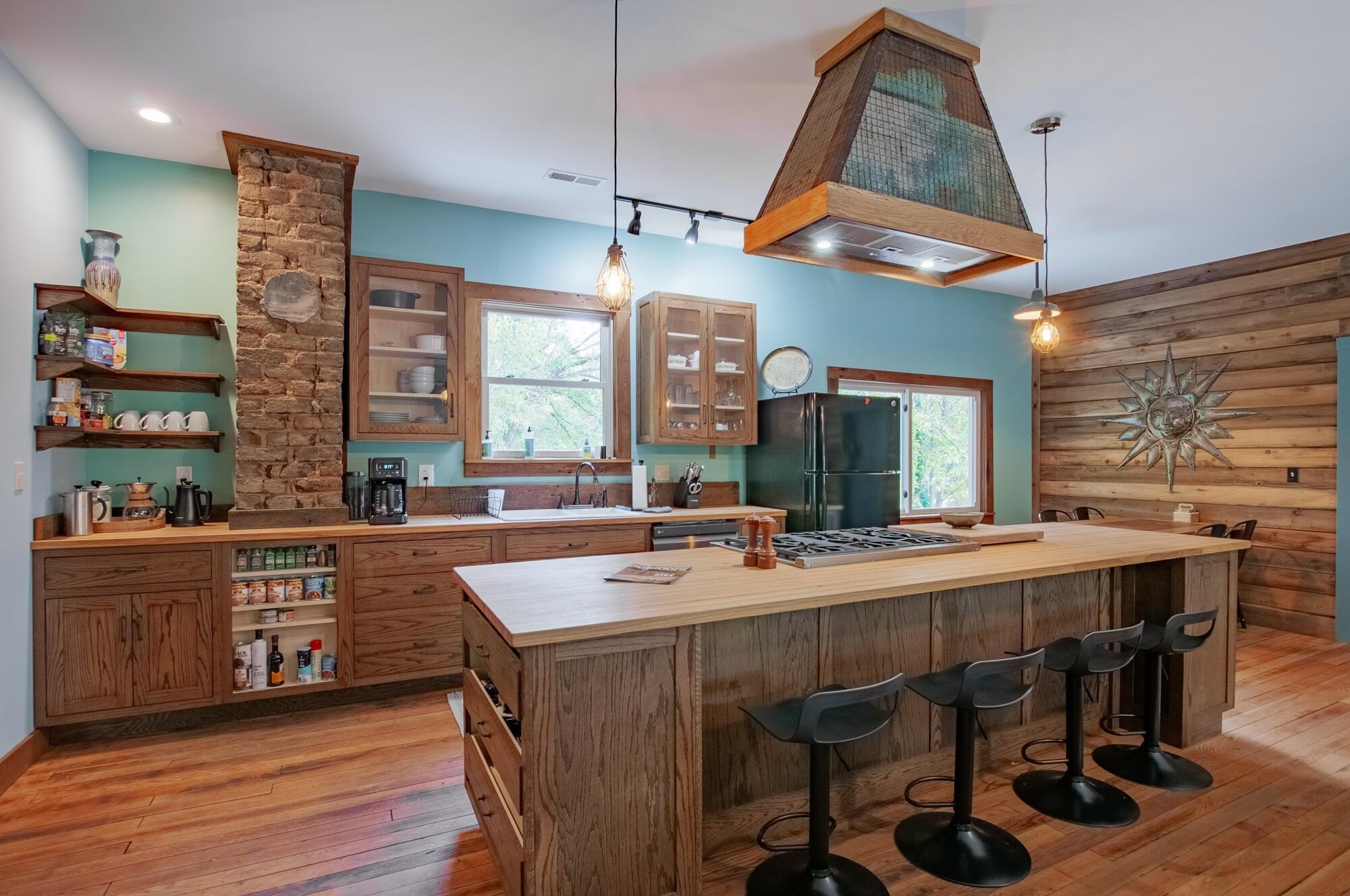 The equipped kitchen is set up to be your culinary dream w/ 6 burner gas stove.