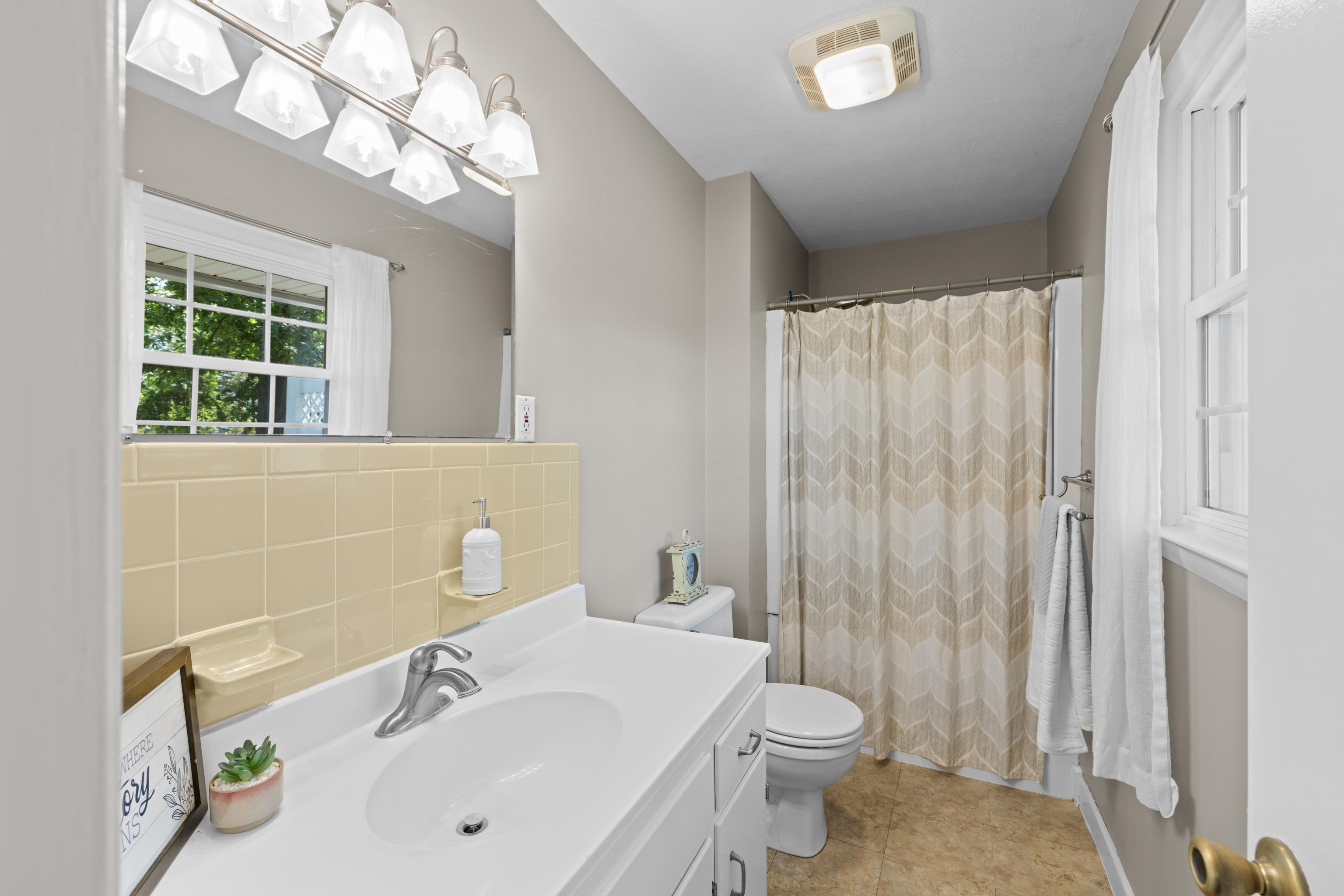 174 RIVER VIEW DR, VERONA, Virginia 24482, 3 Bedrooms Bedrooms, ,2 BathroomsBathrooms,Residential,174 RIVER VIEW DR,680238 MLS # 680238 174 RIVER VIEW DR, VERONA, Virginia 24482, 3 Bedrooms Bedrooms, ,2 BathroomsBathrooms,Residential,174 RIVER VIEW DR,680238 MLS # 680238