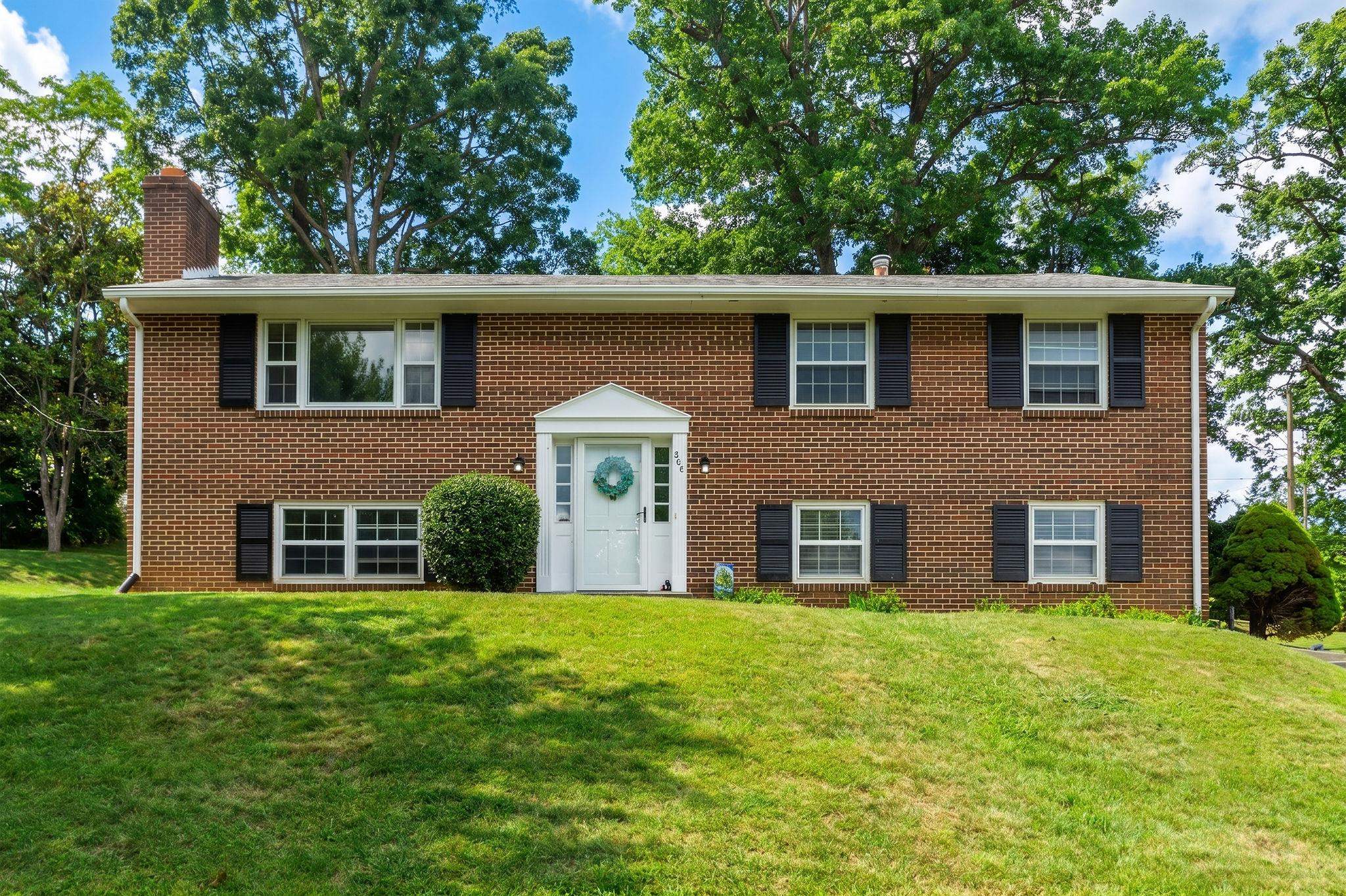 906 RIDGECREST CIR, STAUNTON, Virginia 24401, 4 Bedrooms Bedrooms, ,2 BathroomsBathrooms,Residential,906 RIDGECREST CIR,680277 MLS # 680277