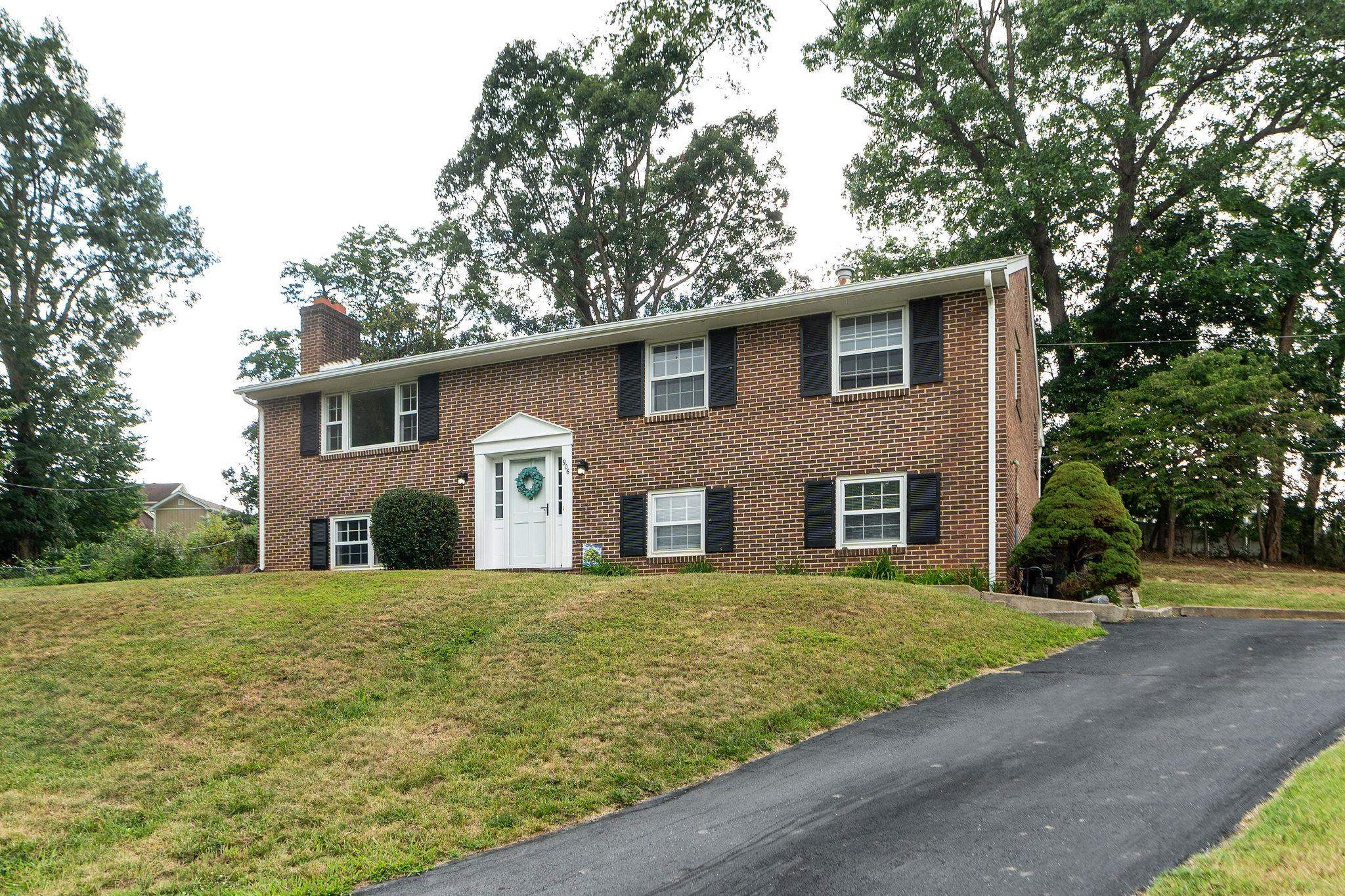 906 RIDGECREST CIR, STAUNTON, Virginia 24401, 4 Bedrooms Bedrooms, ,2 BathroomsBathrooms,Residential,906 RIDGECREST CIR,680277 MLS # 680277 906 RIDGECREST CIR, STAUNTON, Virginia 24401, 4 Bedrooms Bedrooms, ,2 BathroomsBathrooms,Residential,906 RIDGECREST CIR,680277 MLS # 680277