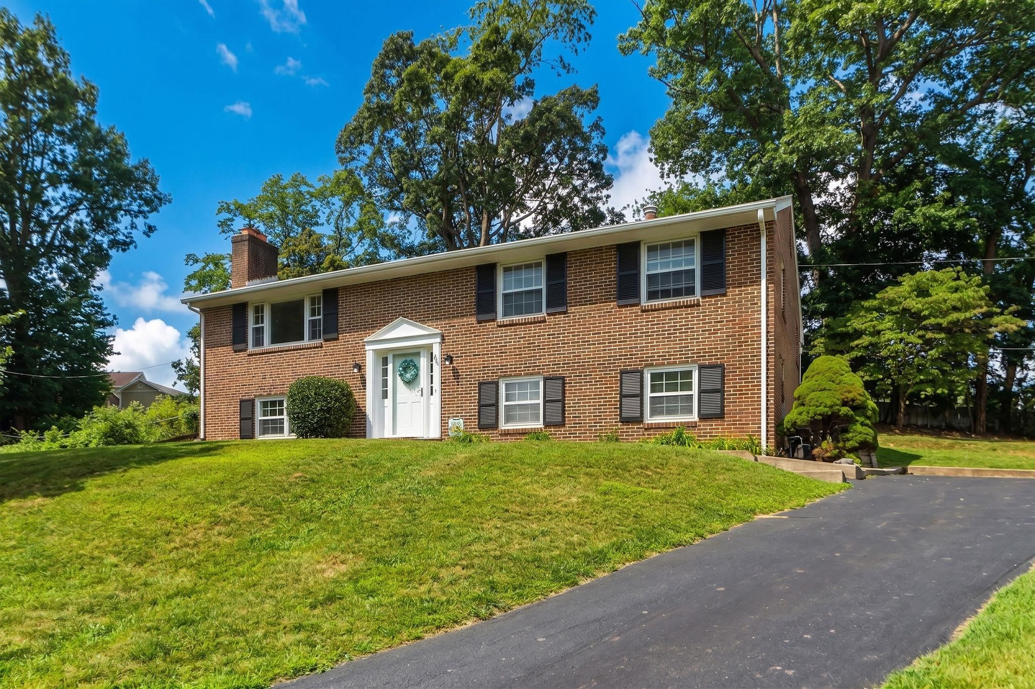 906 RIDGECREST CIR, STAUNTON, Virginia 24401, 4 Bedrooms Bedrooms, ,2 BathroomsBathrooms,Residential,906 RIDGECREST CIR,680277 MLS # 680277 906 RIDGECREST CIR, STAUNTON, Virginia 24401, 4 Bedrooms Bedrooms, ,2 BathroomsBathrooms,Residential,906 RIDGECREST CIR,680277 MLS # 680277