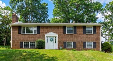 906 RIDGECREST CIR, STAUNTON, Virginia 24401, 4 Bedrooms Bedrooms, ,2 BathroomsBathrooms,Residential,906 RIDGECREST CIR,680277 MLS # 680277