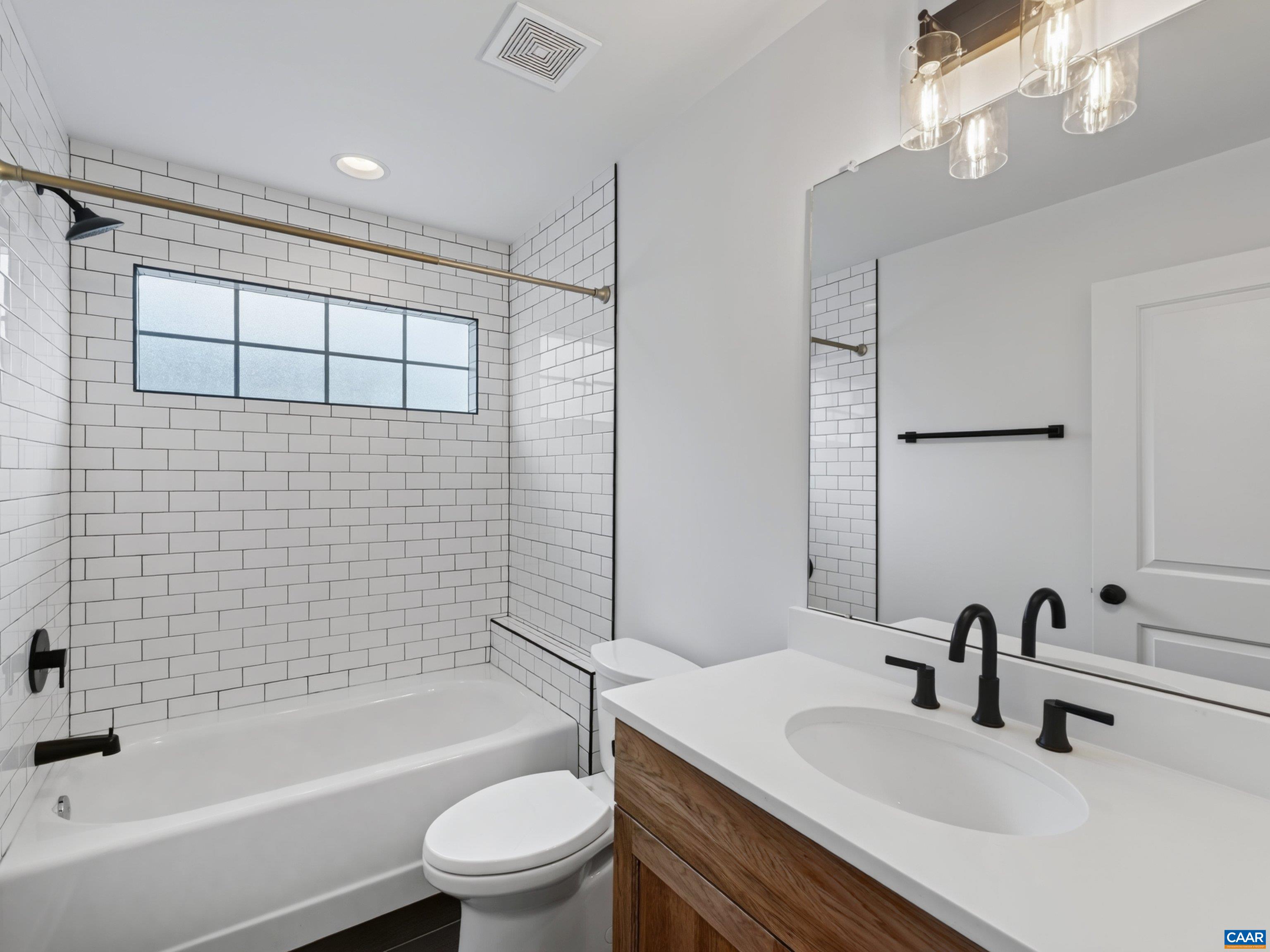 Full bath in the loft. Full bath in the loft.