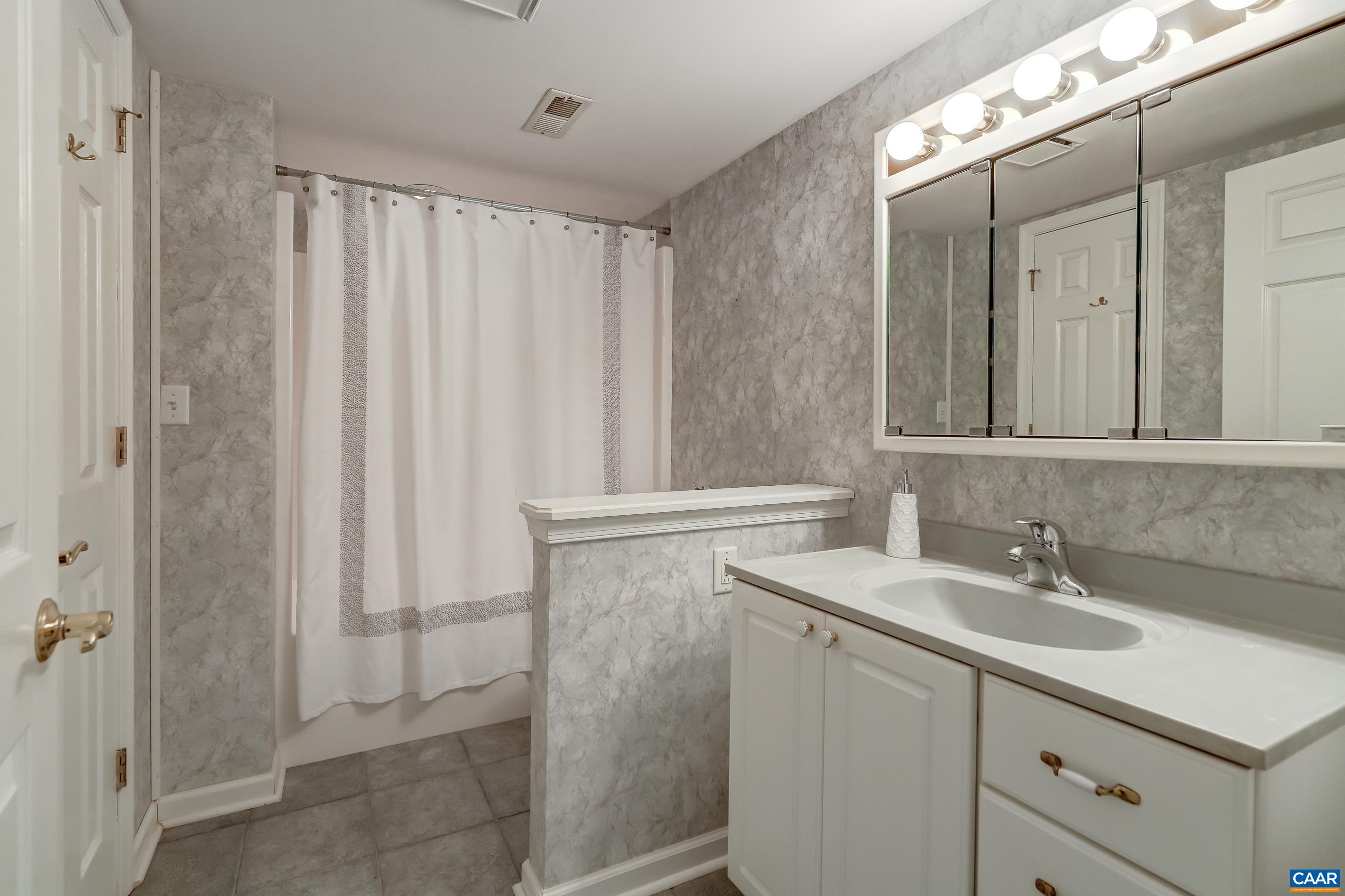 Full bathroom on lower level. Full bathroom on lower level.