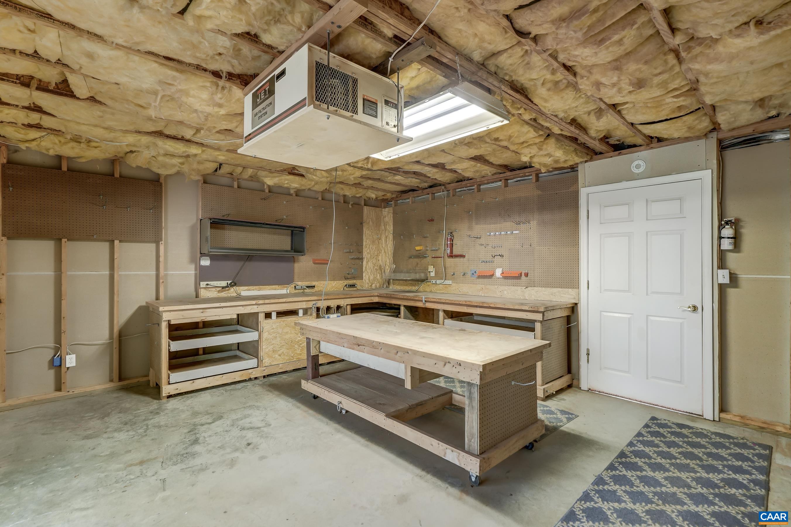 Spacious workshop is a hobbyist's dream! Spacious workshop is a hobbyist's dream!
