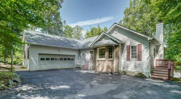 One level living home with lakefront living!