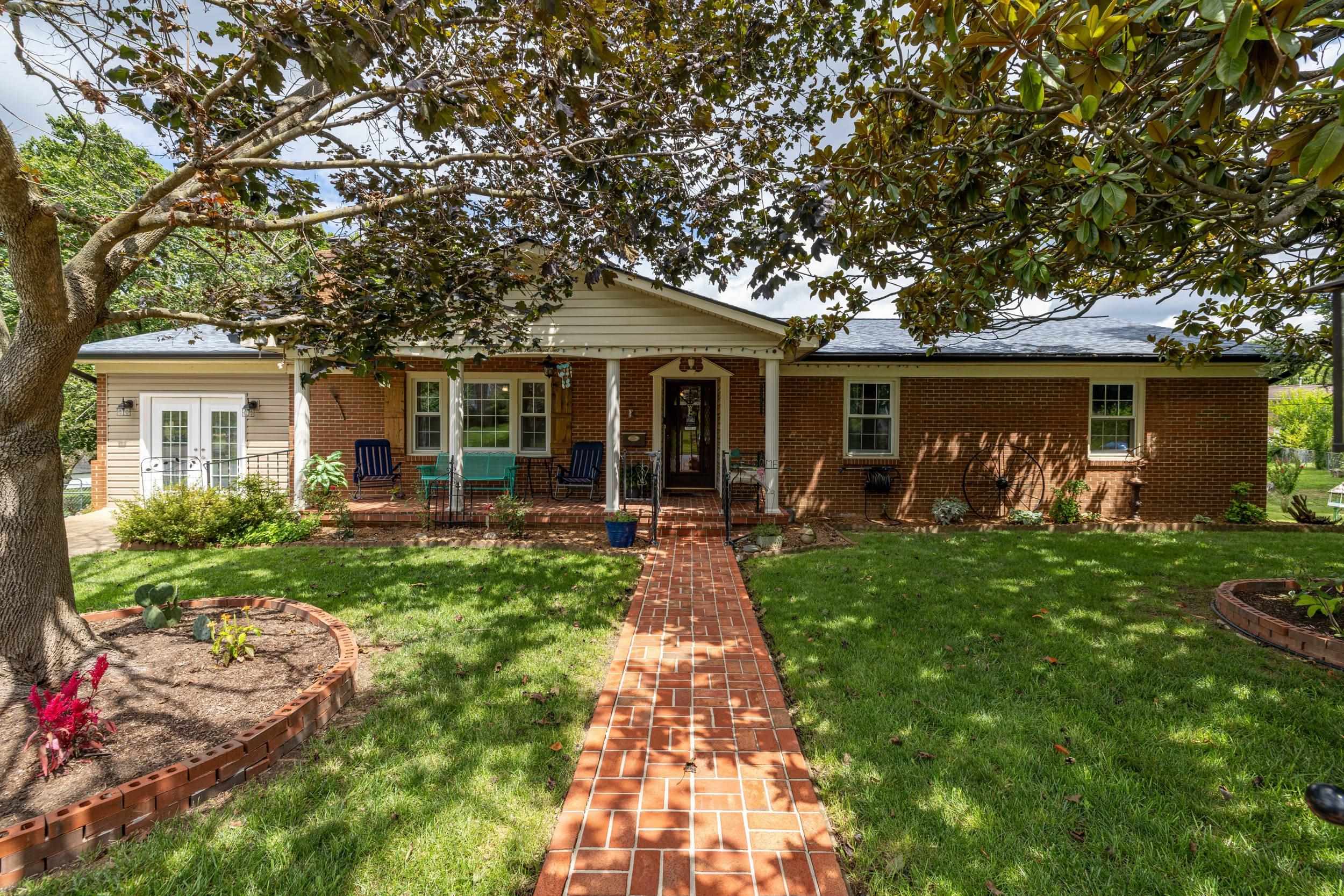 702 RITCHIE BLVD, STAUNTON, Virginia 24401, 5 Bedrooms Bedrooms, ,3 BathroomsBathrooms,Residential,702 RITCHIE BLVD,680381 MLS # 680381 702 RITCHIE BLVD, STAUNTON, Virginia 24401, 5 Bedrooms Bedrooms, ,3 BathroomsBathrooms,Residential,702 RITCHIE BLVD,680381 MLS # 680381