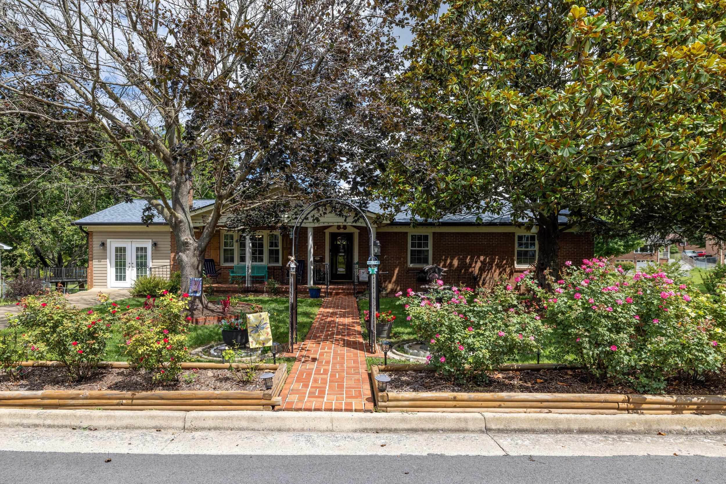 702 RITCHIE BLVD, STAUNTON, Virginia 24401, 5 Bedrooms Bedrooms, ,3 BathroomsBathrooms,Residential,702 RITCHIE BLVD,680381 MLS # 680381 702 RITCHIE BLVD, STAUNTON, Virginia 24401, 5 Bedrooms Bedrooms, ,3 BathroomsBathrooms,Residential,702 RITCHIE BLVD,680381 MLS # 680381
