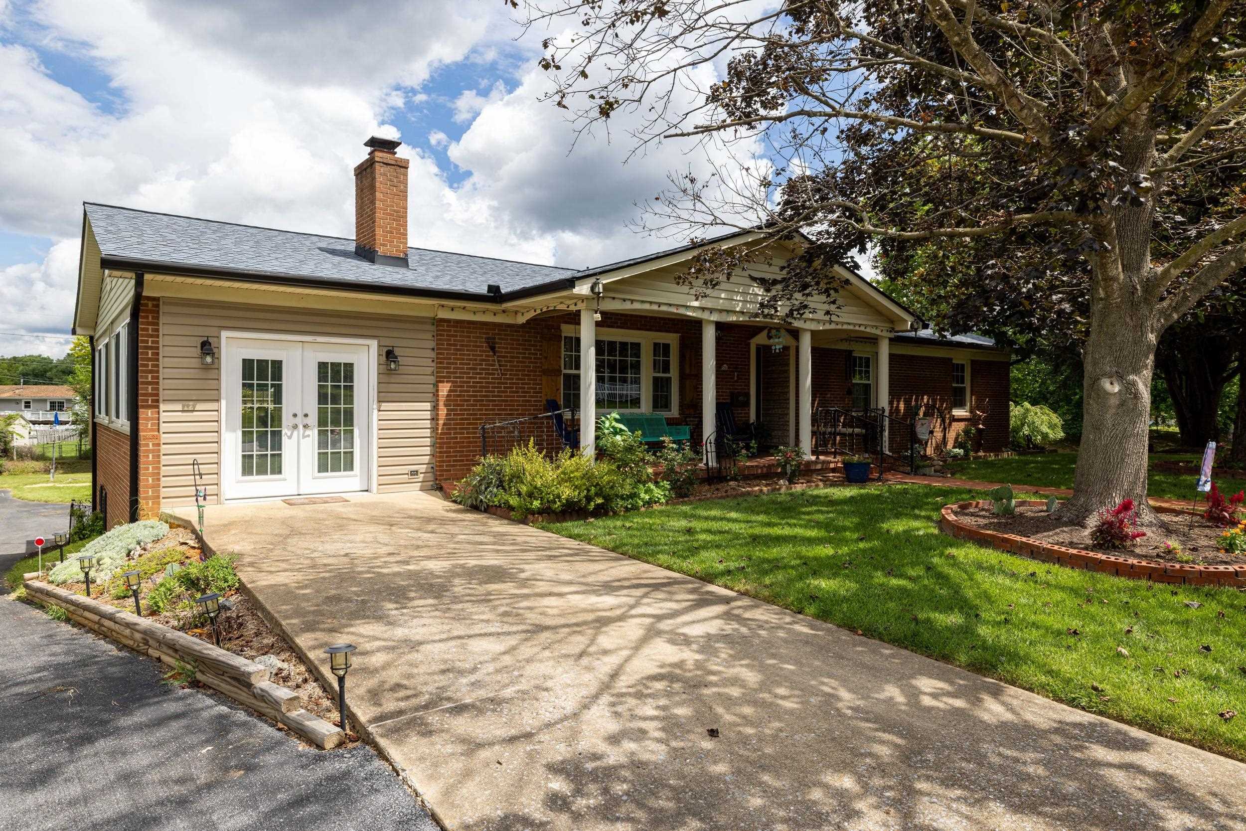 702 RITCHIE BLVD, STAUNTON, Virginia 24401, 5 Bedrooms Bedrooms, ,3 BathroomsBathrooms,Residential,702 RITCHIE BLVD,680381 MLS # 680381 702 RITCHIE BLVD, STAUNTON, Virginia 24401, 5 Bedrooms Bedrooms, ,3 BathroomsBathrooms,Residential,702 RITCHIE BLVD,680381 MLS # 680381