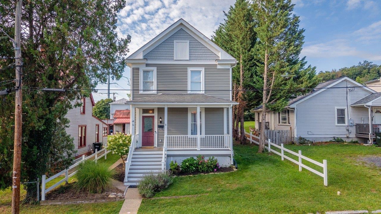 18 E PEABODY ST, STAUNTON, Virginia 24401, 4 Bedrooms Bedrooms, ,2 BathroomsBathrooms,Residential,18 E PEABODY ST,680390 MLS # 680390
