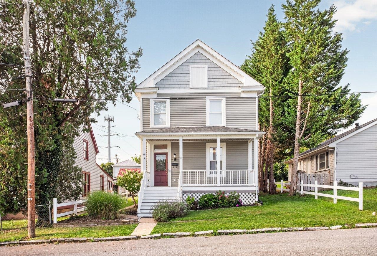 18 E PEABODY ST, STAUNTON, Virginia 24401, 4 Bedrooms Bedrooms, ,2 BathroomsBathrooms,Residential,18 E PEABODY ST,680390 MLS # 680390