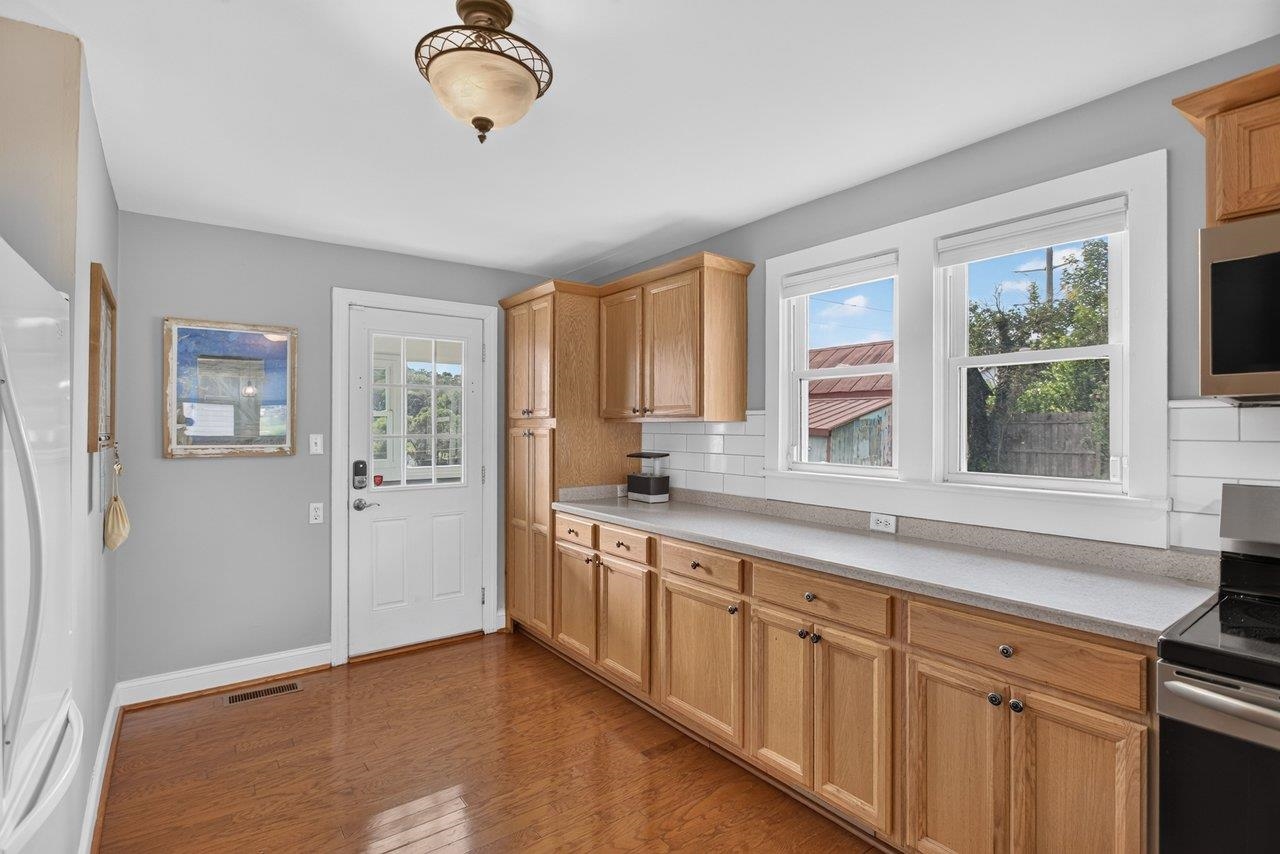 18 E PEABODY ST, STAUNTON, Virginia 24401, 4 Bedrooms Bedrooms, ,2 BathroomsBathrooms,Residential,18 E PEABODY ST,680390 MLS # 680390