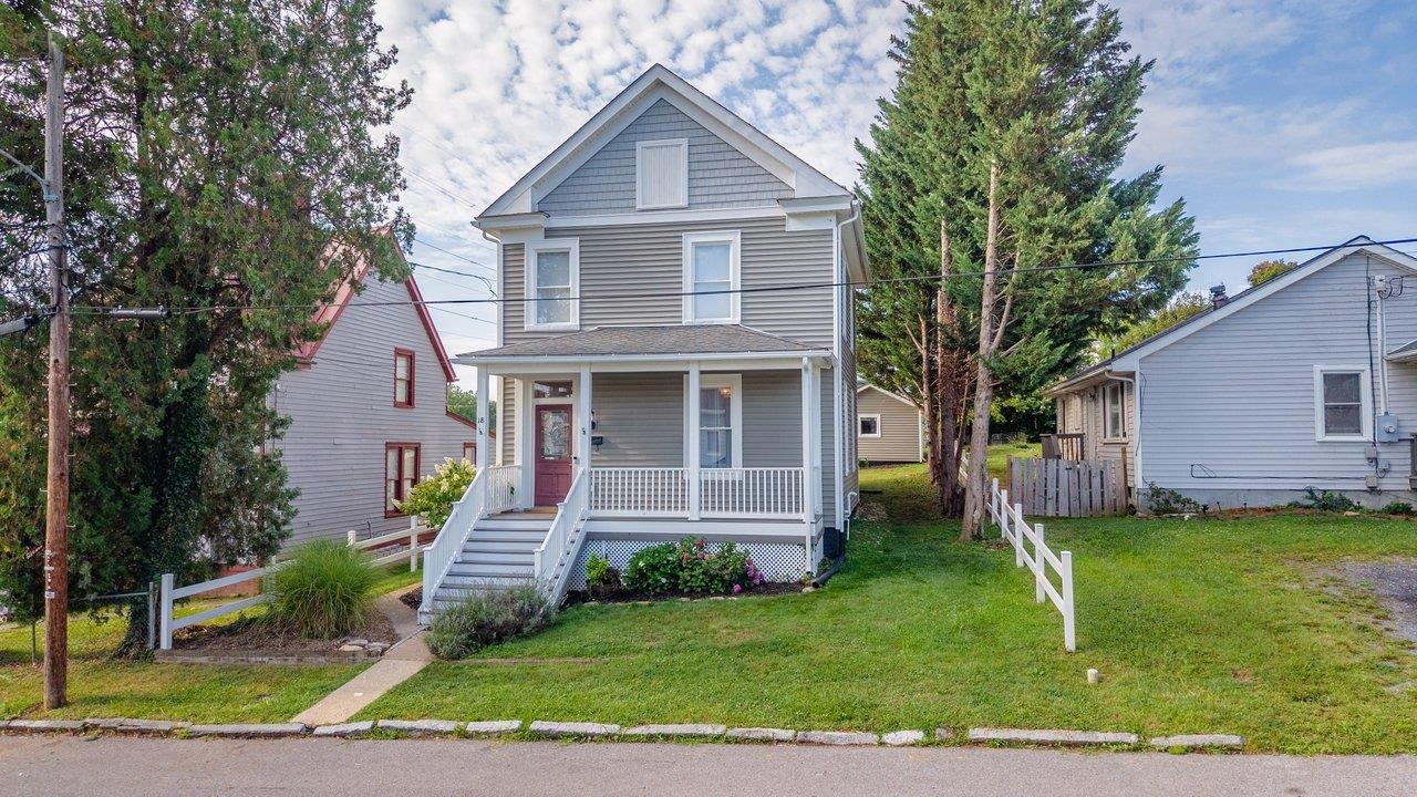 18 E PEABODY ST, STAUNTON, Virginia 24401, 4 Bedrooms Bedrooms, ,2 BathroomsBathrooms,Residential,18 E PEABODY ST,680390 MLS # 680390