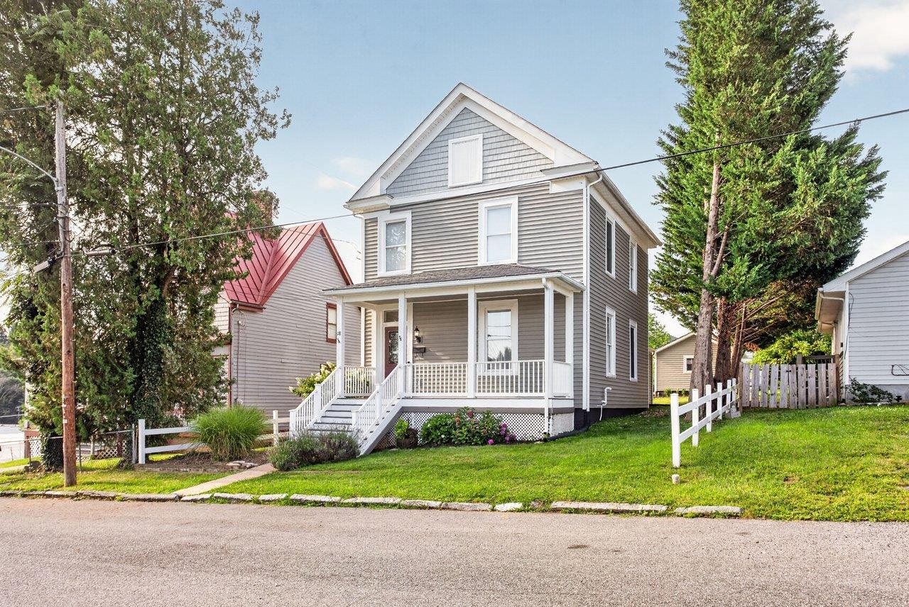 18 E PEABODY ST, STAUNTON, Virginia 24401, 4 Bedrooms Bedrooms, ,2 BathroomsBathrooms,Residential,18 E PEABODY ST,680390 MLS # 680390