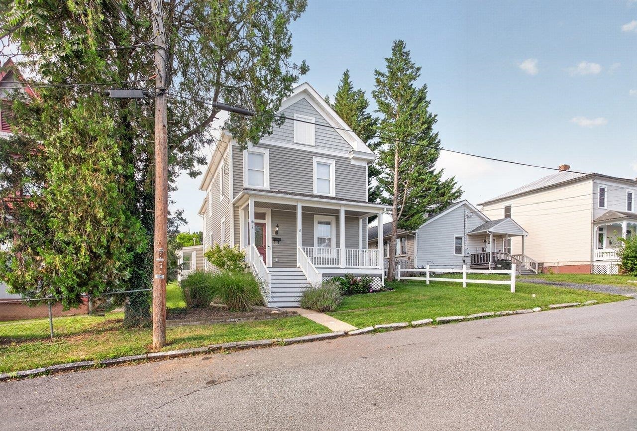 18 E PEABODY ST, STAUNTON, Virginia 24401, 4 Bedrooms Bedrooms, ,2 BathroomsBathrooms,Residential,18 E PEABODY ST,680390 MLS # 680390