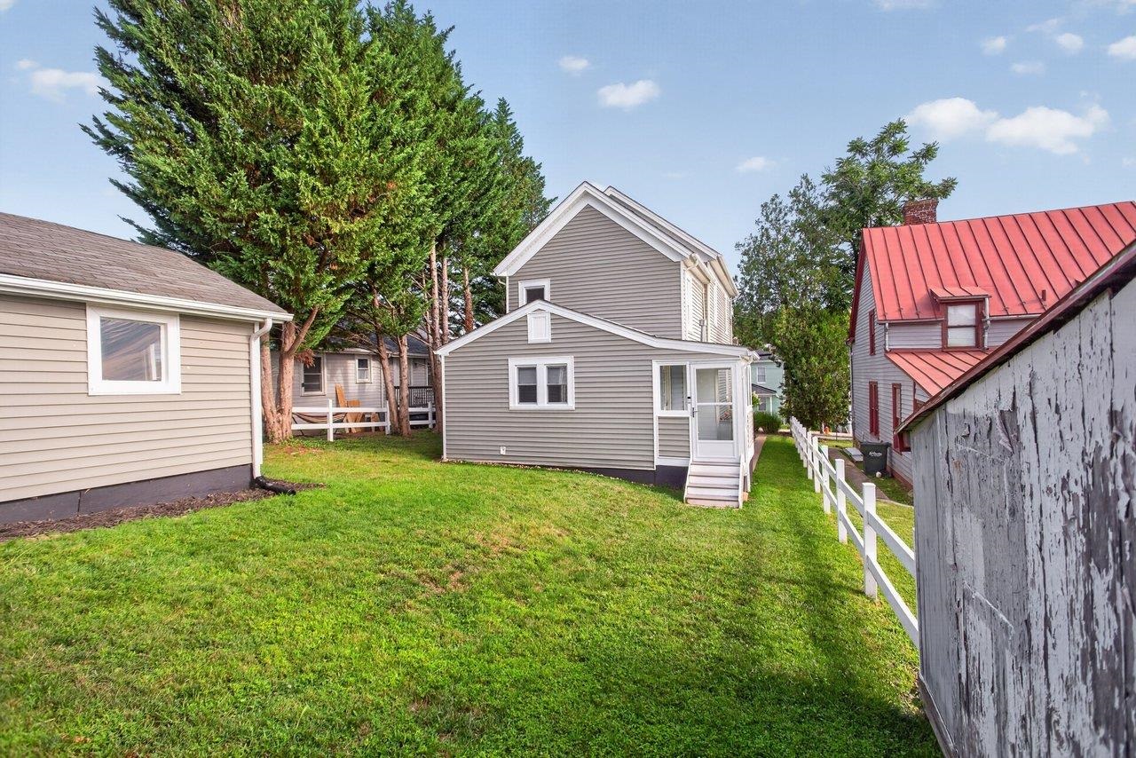 18 E PEABODY ST, STAUNTON, Virginia 24401, 4 Bedrooms Bedrooms, ,2 BathroomsBathrooms,Residential,18 E PEABODY ST,680390 MLS # 680390