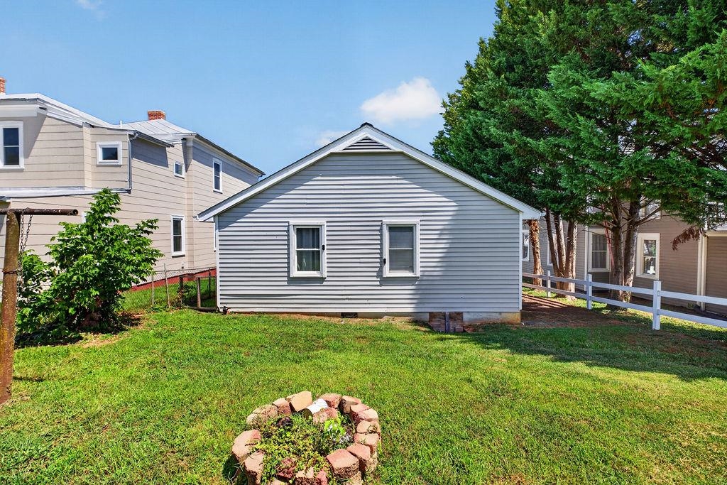 14 E PEABODY ST, STAUNTON, Virginia 24401, 3 Bedrooms Bedrooms, ,1 BathroomBathrooms,Residential,14 E PEABODY ST,680394 MLS # 680394 14 E PEABODY ST, STAUNTON, Virginia 24401, 3 Bedrooms Bedrooms, ,1 BathroomBathrooms,Residential,14 E PEABODY ST,680394 MLS # 680394
