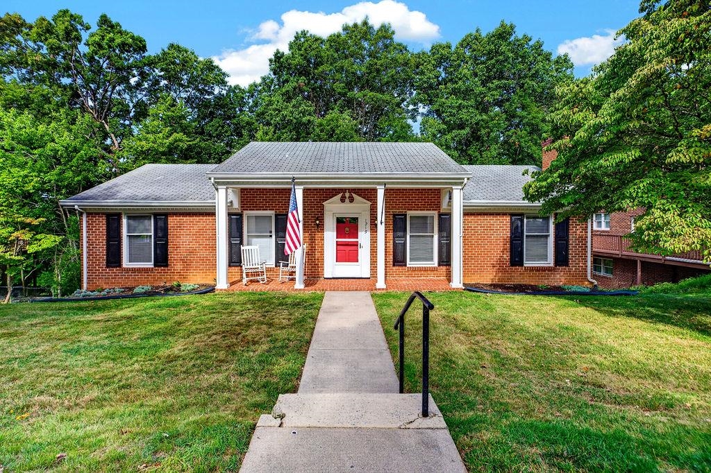 1215 PINEHURST RD, STAUNTON, Virginia 24401, 3 Bedrooms Bedrooms, ,2 BathroomsBathrooms,Residential,1215 PINEHURST RD,680395 MLS # 680395