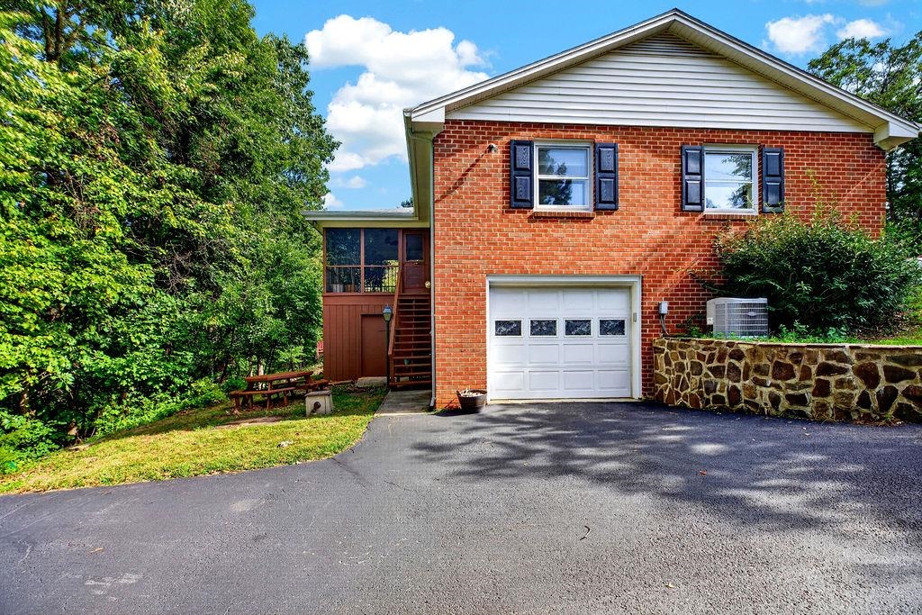 1215 PINEHURST RD, STAUNTON, Virginia 24401, 3 Bedrooms Bedrooms, ,2 BathroomsBathrooms,Residential,1215 PINEHURST RD,680395 MLS # 680395 1215 PINEHURST RD, STAUNTON, Virginia 24401, 3 Bedrooms Bedrooms, ,2 BathroomsBathrooms,Residential,1215 PINEHURST RD,680395 MLS # 680395