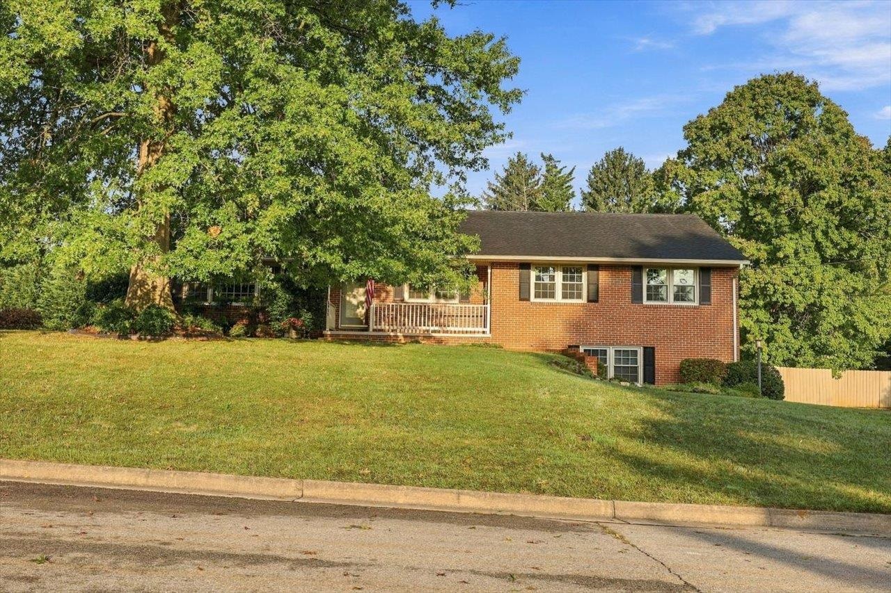 1411 SUNSET LN, WAYNESBORO, Virginia 22980, 4 Bedrooms Bedrooms, ,2 BathroomsBathrooms,Residential,1411 SUNSET LN,680504 MLS # 680504