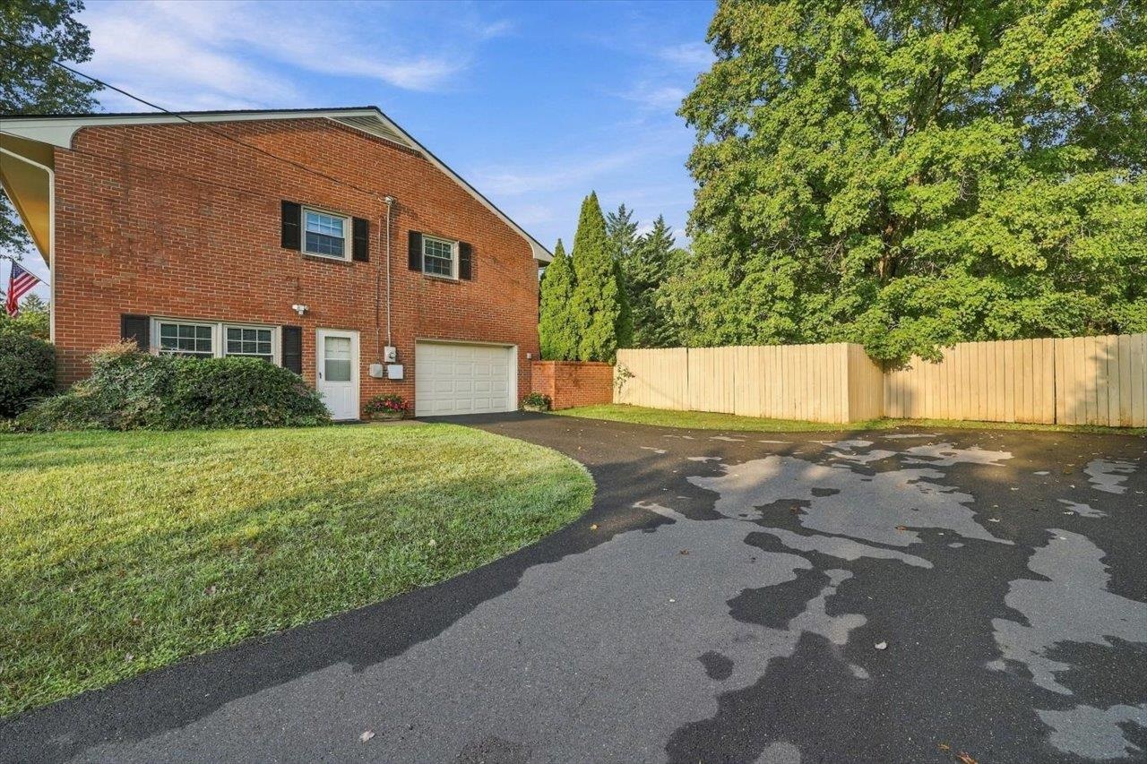 1411 SUNSET LN, WAYNESBORO, Virginia 22980, 4 Bedrooms Bedrooms, ,2 BathroomsBathrooms,Residential,1411 SUNSET LN,680504 MLS # 680504