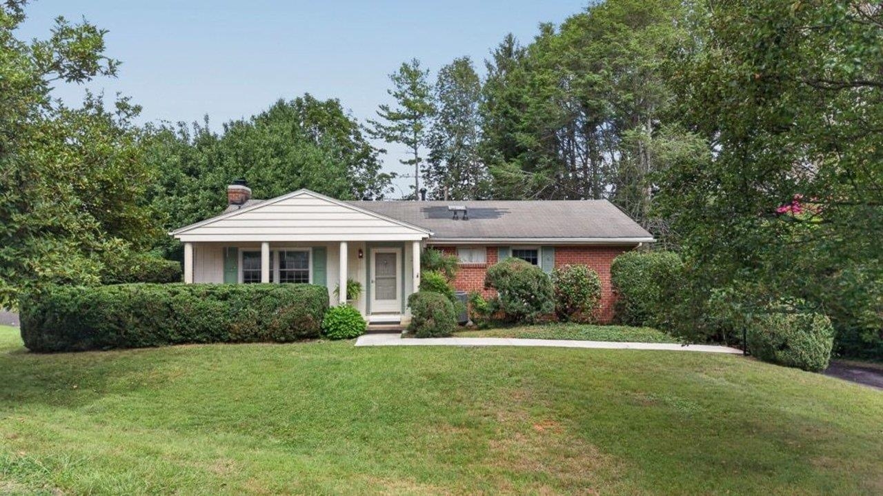 1395 PLEASANT VIEW ST, STAUNTON, Virginia 24401, 3 Bedrooms Bedrooms, ,3 BathroomsBathrooms,Residential,1395 PLEASANT VIEW ST,680403 MLS # 680403 1395 PLEASANT VIEW ST, STAUNTON, Virginia 24401, 3 Bedrooms Bedrooms, ,3 BathroomsBathrooms,Residential,1395 PLEASANT VIEW ST,680403 MLS # 680403
