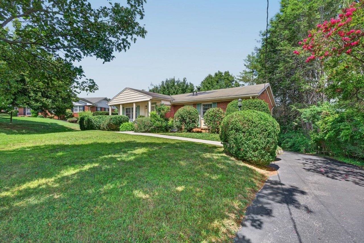 1395 PLEASANT VIEW ST, STAUNTON, Virginia 24401, 3 Bedrooms Bedrooms, ,3 BathroomsBathrooms,Residential,1395 PLEASANT VIEW ST,680403 MLS # 680403 1395 PLEASANT VIEW ST, STAUNTON, Virginia 24401, 3 Bedrooms Bedrooms, ,3 BathroomsBathrooms,Residential,1395 PLEASANT VIEW ST,680403 MLS # 680403