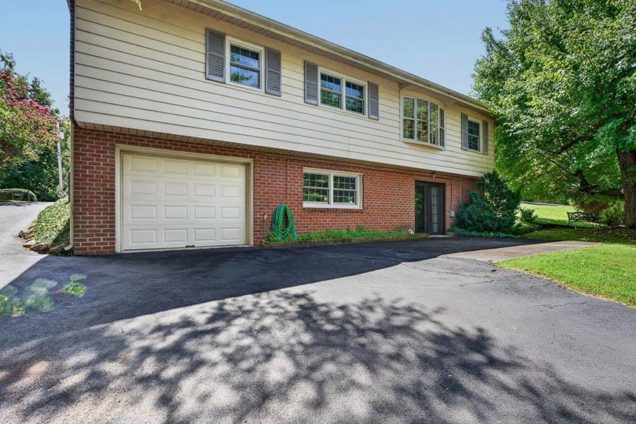 1395 PLEASANT VIEW ST, STAUNTON, Virginia 24401, 3 Bedrooms Bedrooms, ,3 BathroomsBathrooms,Residential,1395 PLEASANT VIEW ST,680403 MLS # 680403 1395 PLEASANT VIEW ST, STAUNTON, Virginia 24401, 3 Bedrooms Bedrooms, ,3 BathroomsBathrooms,Residential,1395 PLEASANT VIEW ST,680403 MLS # 680403
