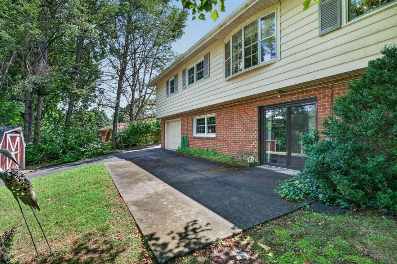 1395 PLEASANT VIEW ST, STAUNTON, Virginia 24401, 3 Bedrooms Bedrooms, ,3 BathroomsBathrooms,Residential,1395 PLEASANT VIEW ST,680403 MLS # 680403 1395 PLEASANT VIEW ST, STAUNTON, Virginia 24401, 3 Bedrooms Bedrooms, ,3 BathroomsBathrooms,Residential,1395 PLEASANT VIEW ST,680403 MLS # 680403